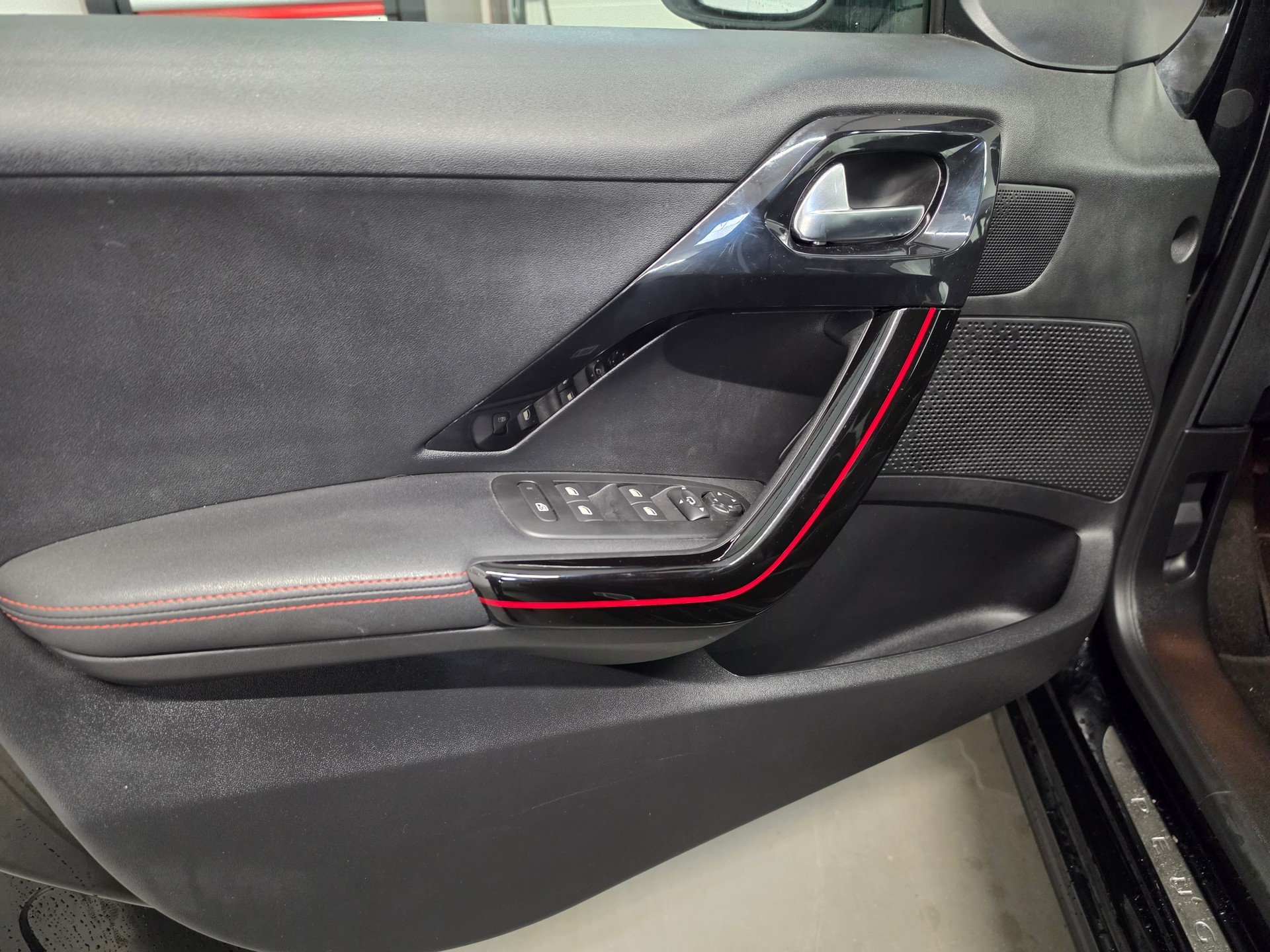 PEUGEOT 208 1.2 PureTech GT Line EAT6-image-13
