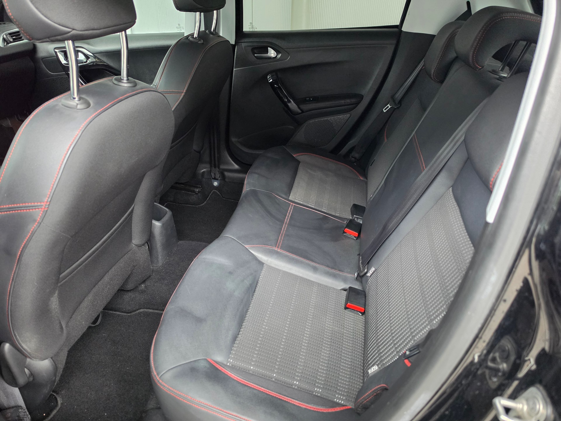 PEUGEOT 208 1.2 PureTech GT Line EAT6-image-4