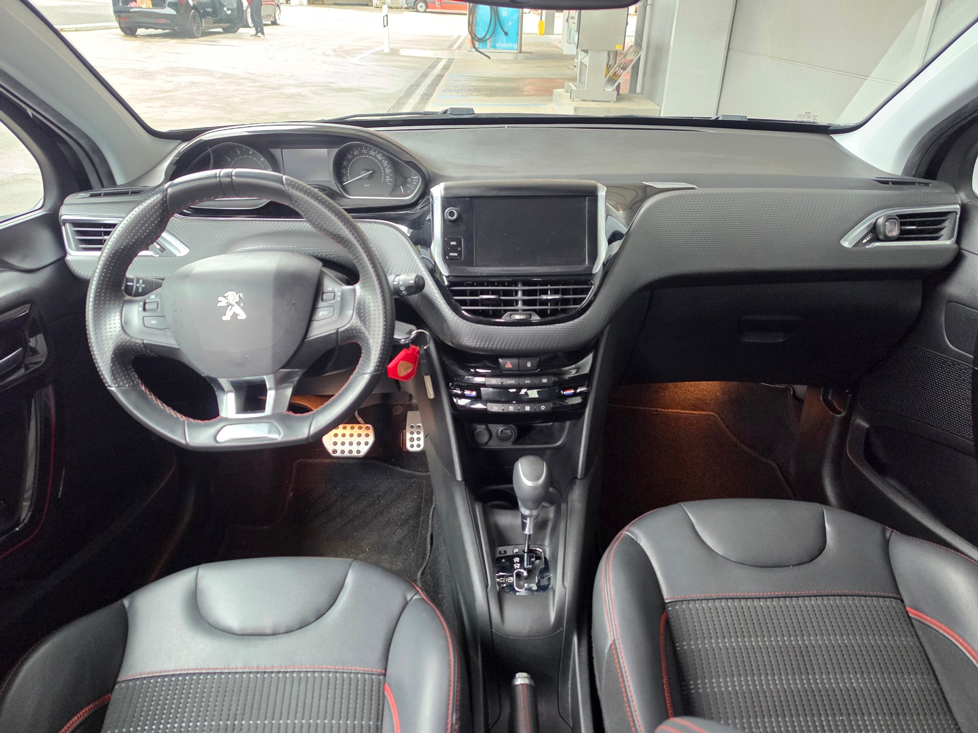 PEUGEOT 208 1.2 PureTech GT Line EAT6-image-5