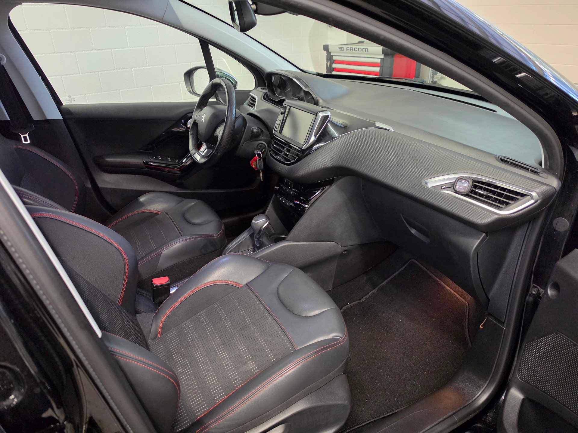 PEUGEOT 208 1.2 PureTech GT Line EAT6-image-15