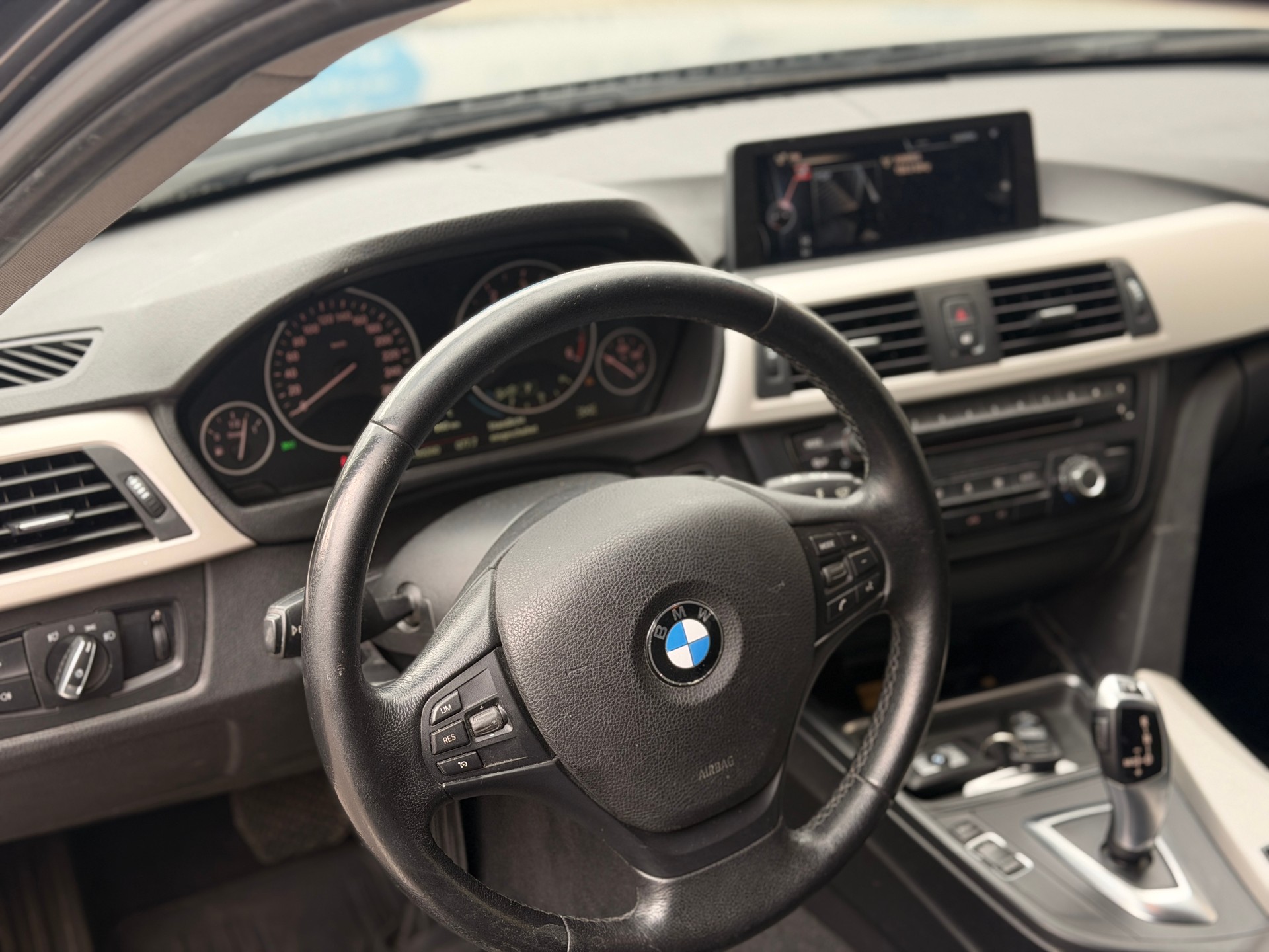 BMW 320d xDrive Touring Steptronic-image-18