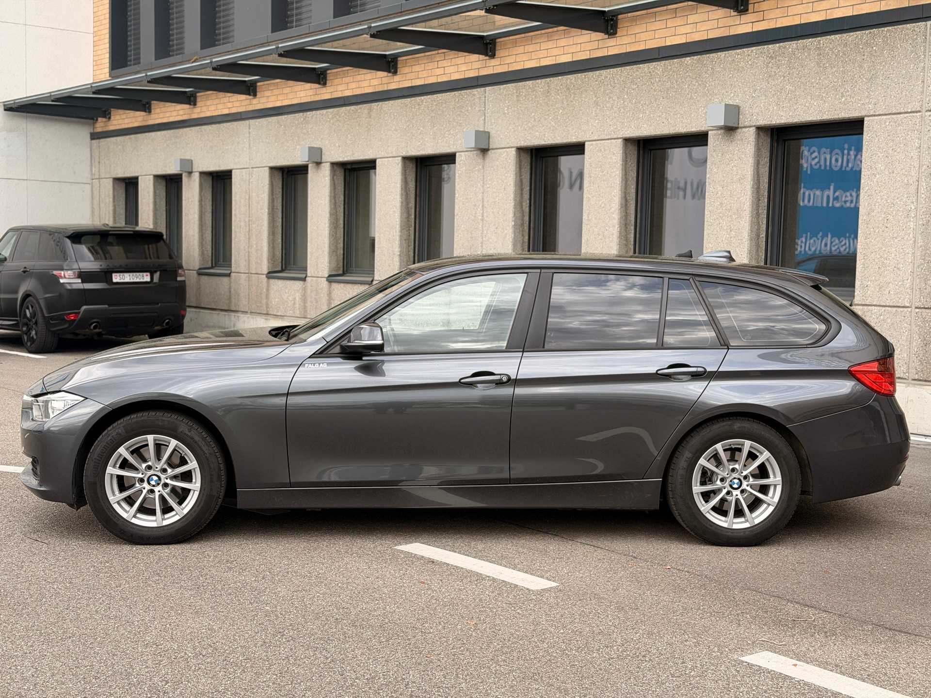 BMW 320d xDrive Touring Steptronic-showroom-element-1