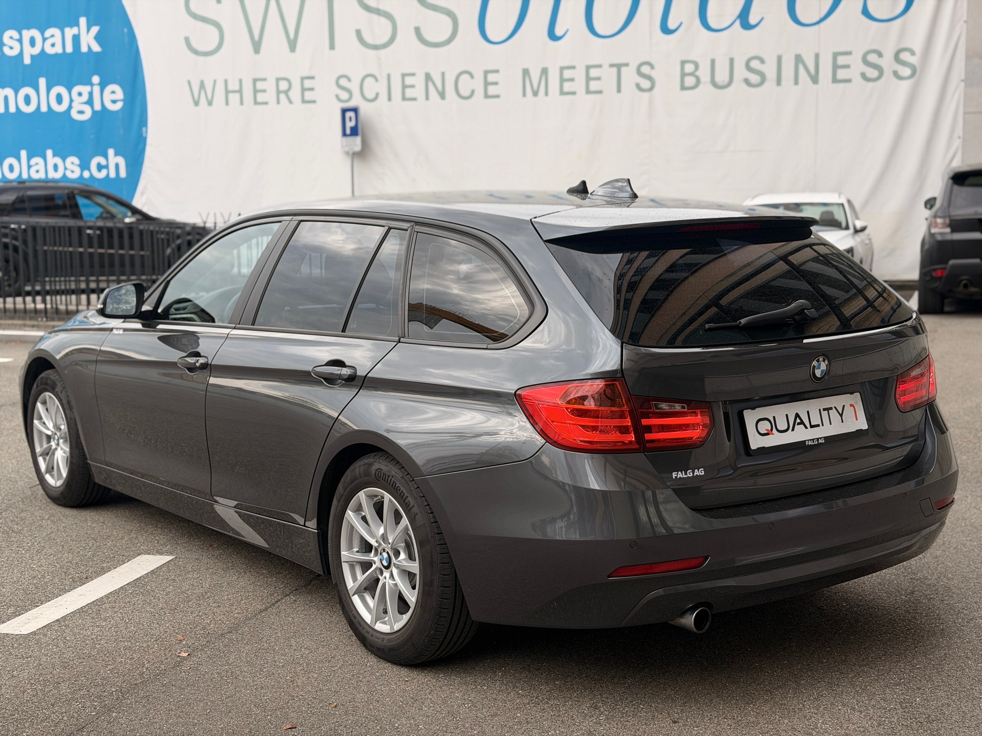 BMW 320d xDrive Touring Steptronic-showroom-element-2