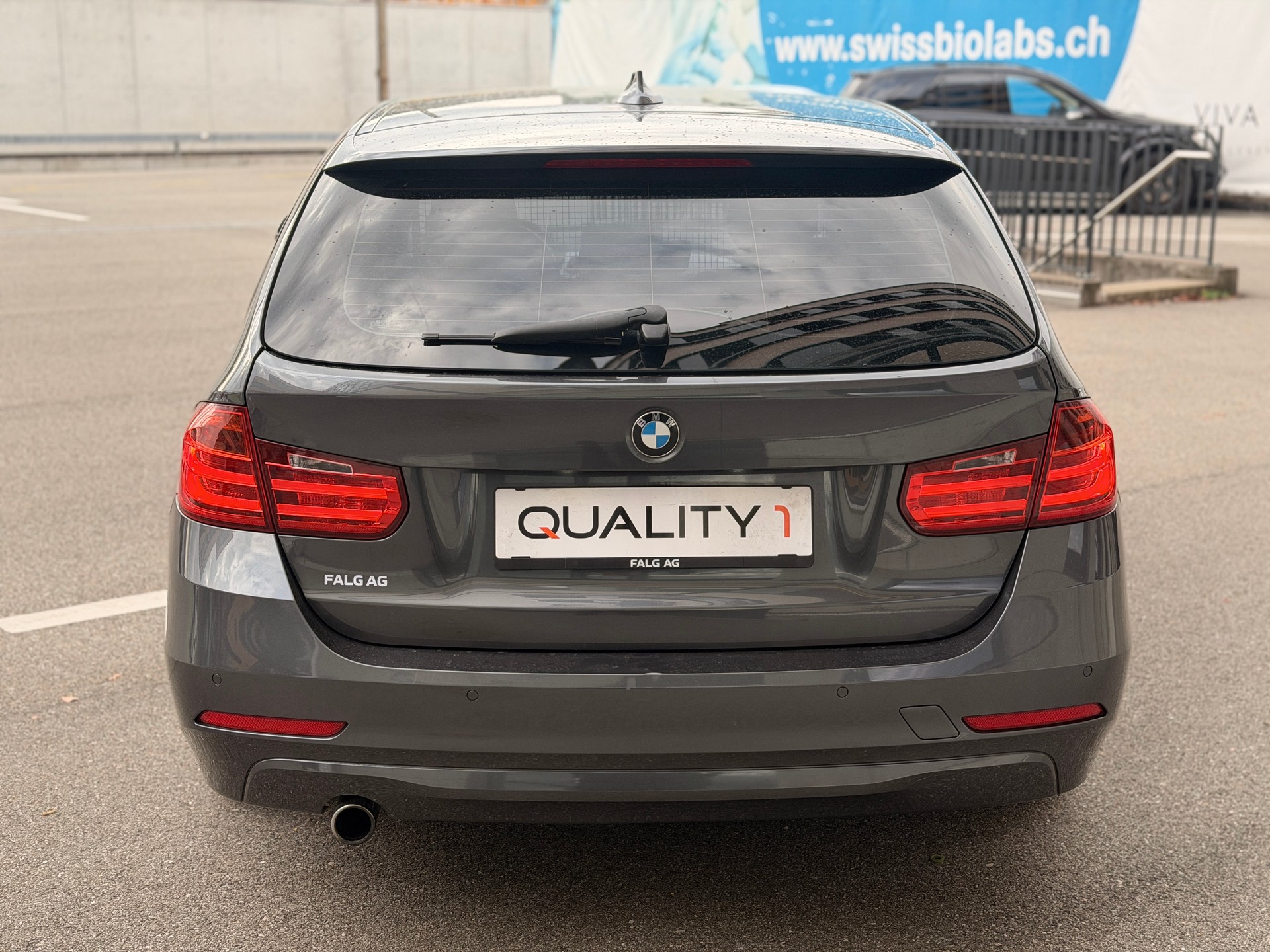 BMW 320d xDrive Touring Steptronic-showroom-element-3