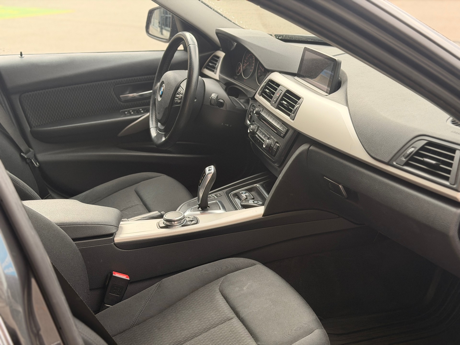 BMW 320d xDrive Touring Steptronic-image-22
