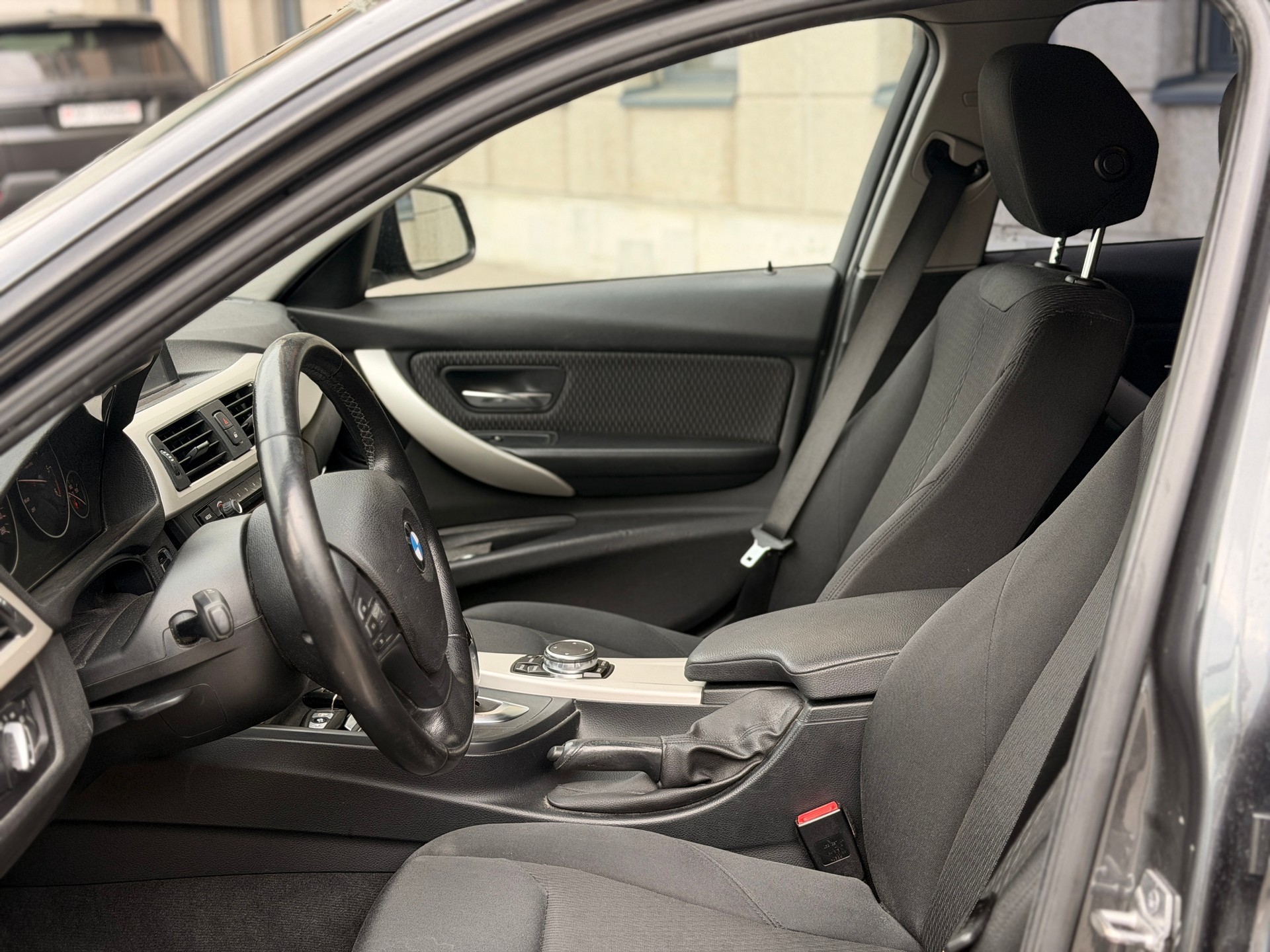 BMW 320d xDrive Touring Steptronic-image-15
