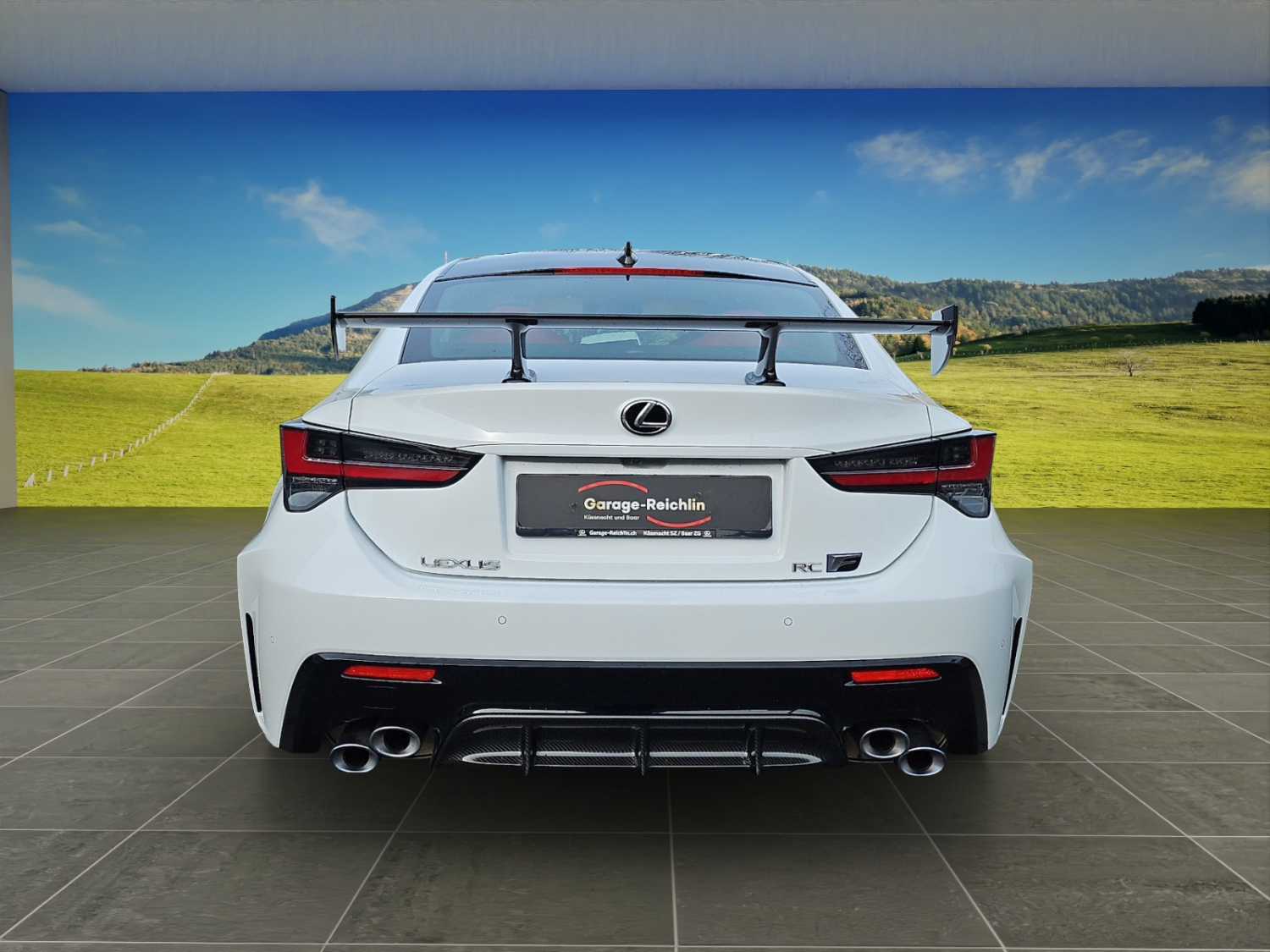 LEXUS RC F 5.0 V8 Track Edition-showroom-element-3