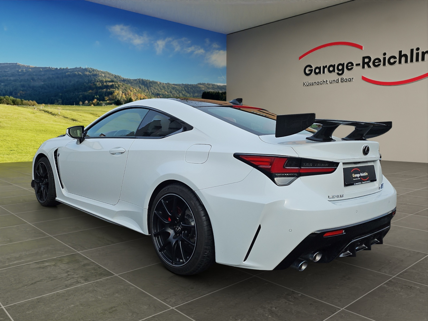 LEXUS RC F 5.0 V8 Track Edition-showroom-element-2