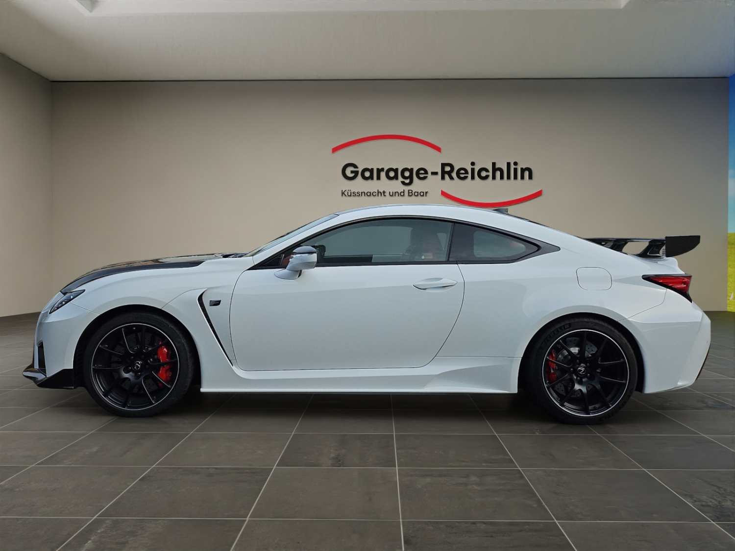 LEXUS RC F 5.0 V8 Track Edition-showroom-element-1