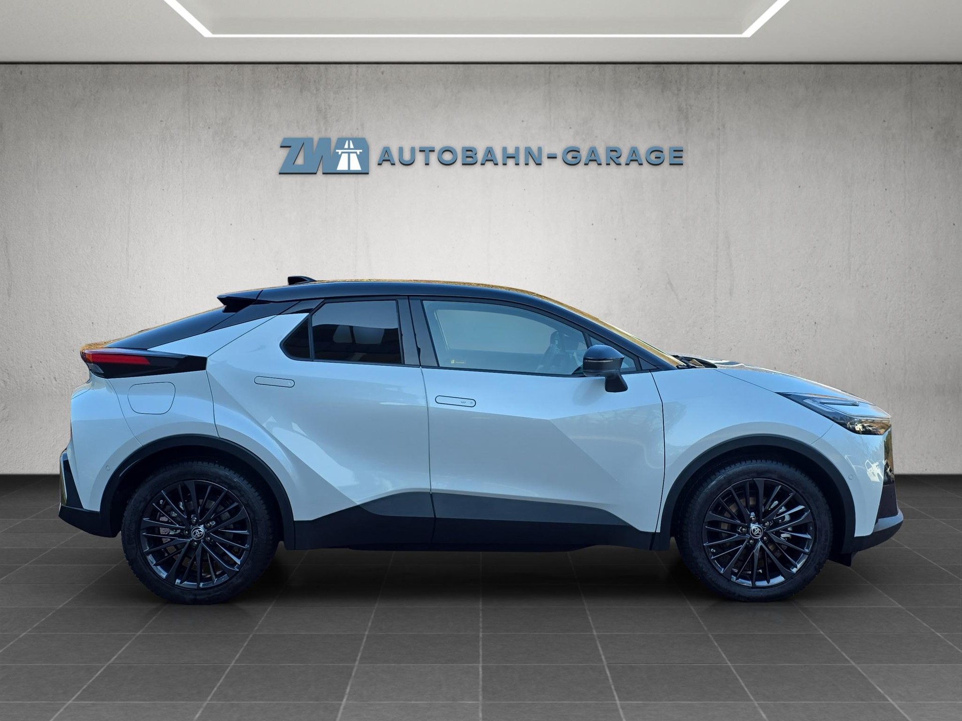 TOYOTA C-HR 2.0 PHEV GR Sport-image-5