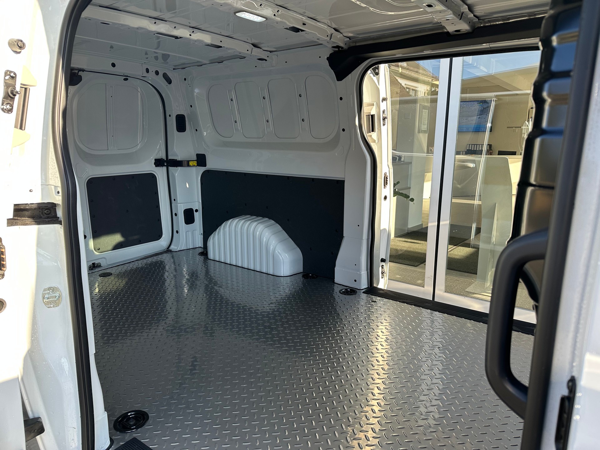 MAXUS Deliver 7 2.0D L2 Dual Sliding Door-image-8