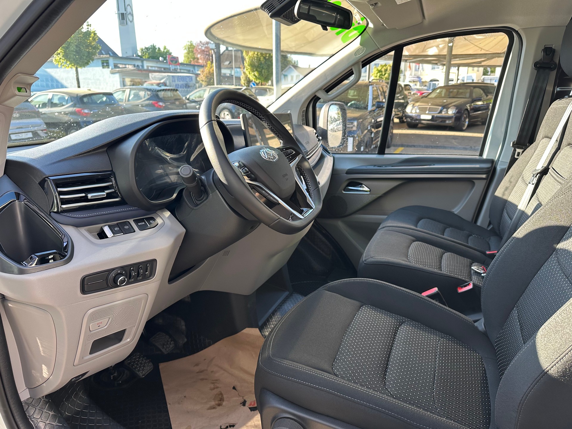 MAXUS Deliver 7 2.0D L2 Dual Sliding Door-image-12