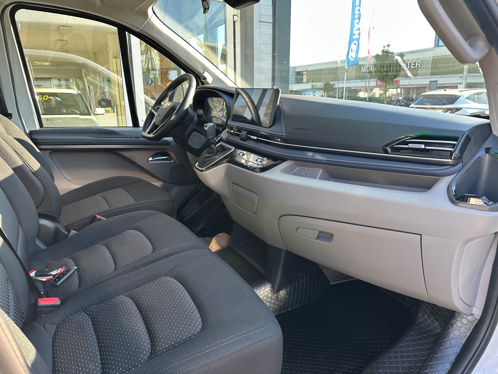 MAXUS Deliver 7 2.0D L2 Dual Sliding Door-image-10