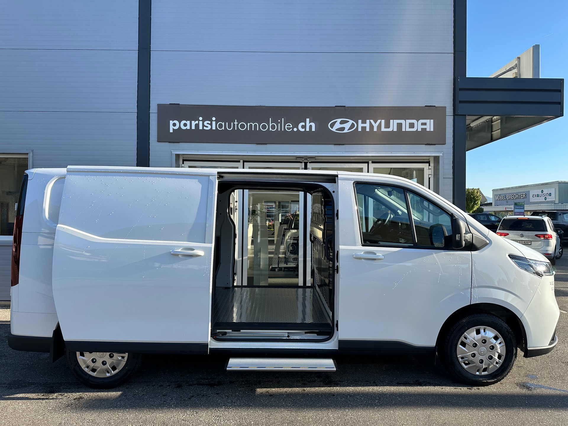 MAXUS Deliver 7 2.0D L2 Dual Sliding Door-image-9
