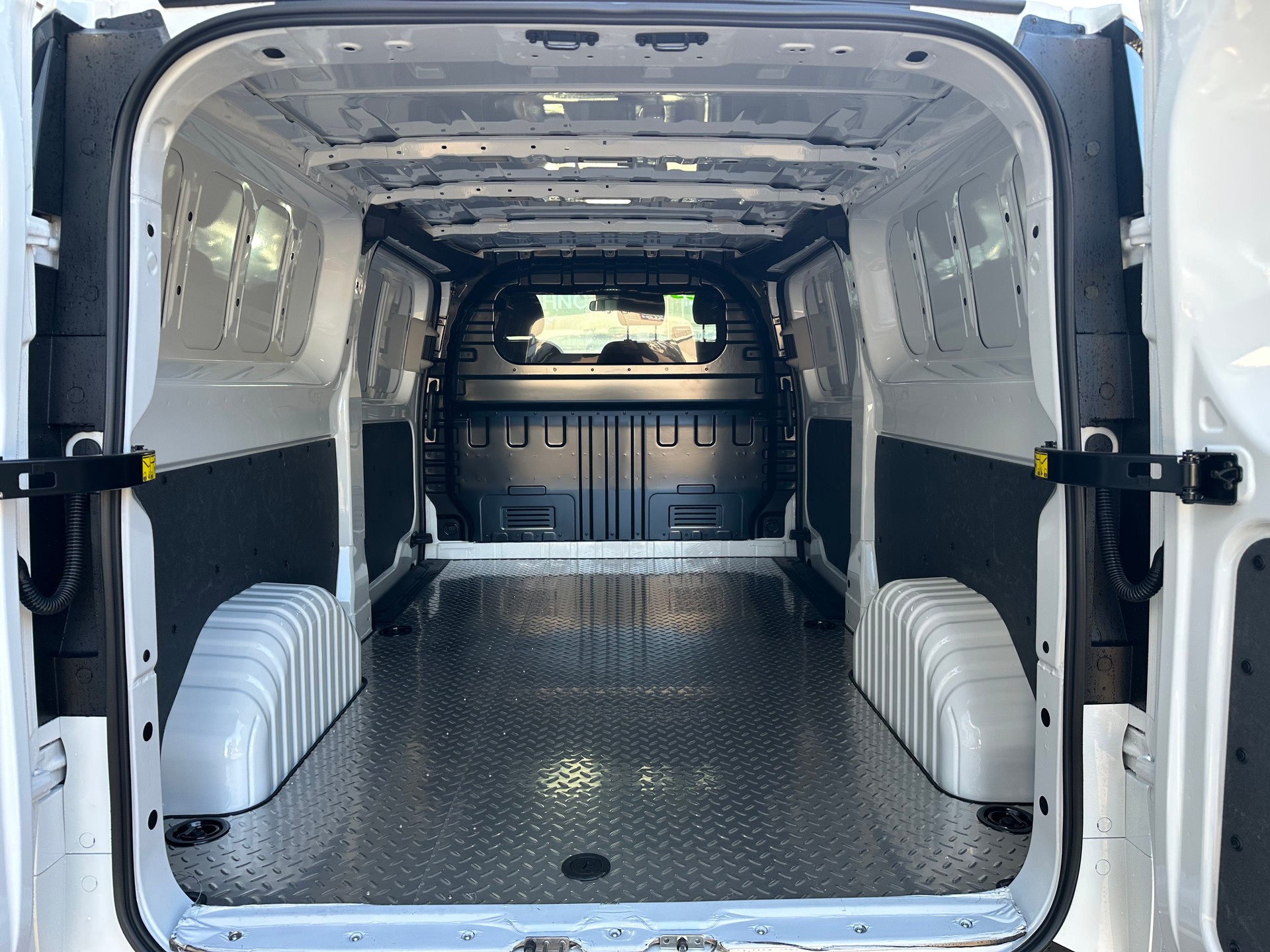 MAXUS Deliver 7 2.0D L2 Dual Sliding Door-image-7