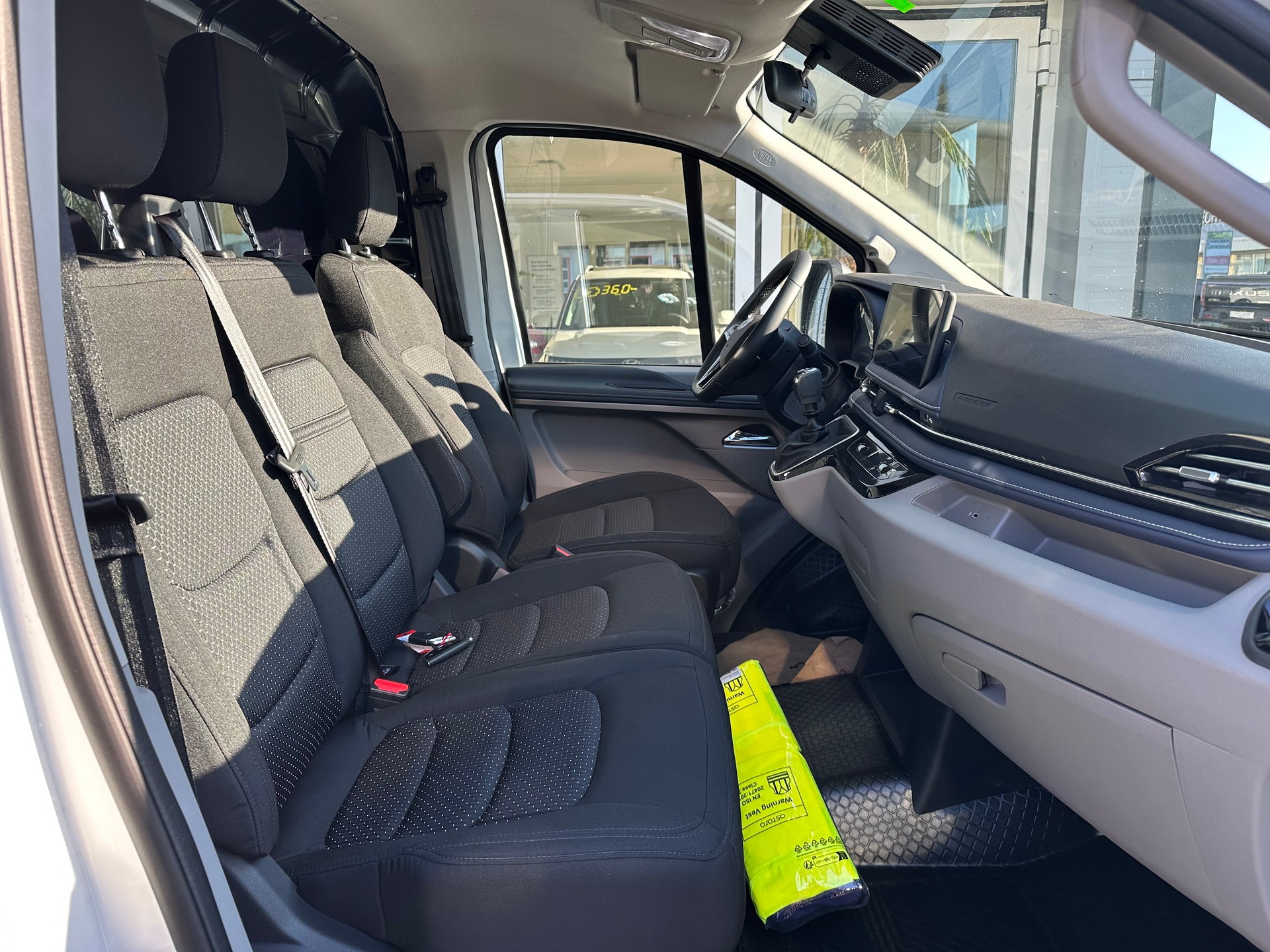MAXUS Deliver 7 2.0D L2 Dual Sliding Door-image-11
