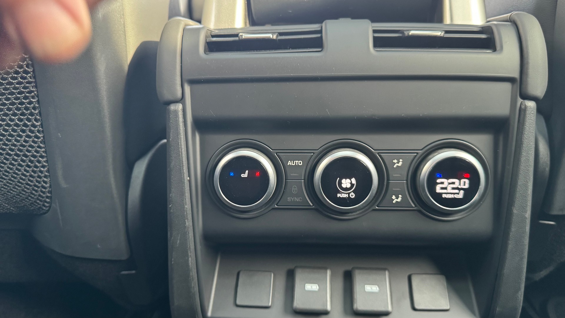 LAND ROVER Defender 130 3.0 D I6 X-Dynamic HSE AWD AT8 *Head-Up-Display*8 Sitzplätze*-image-25