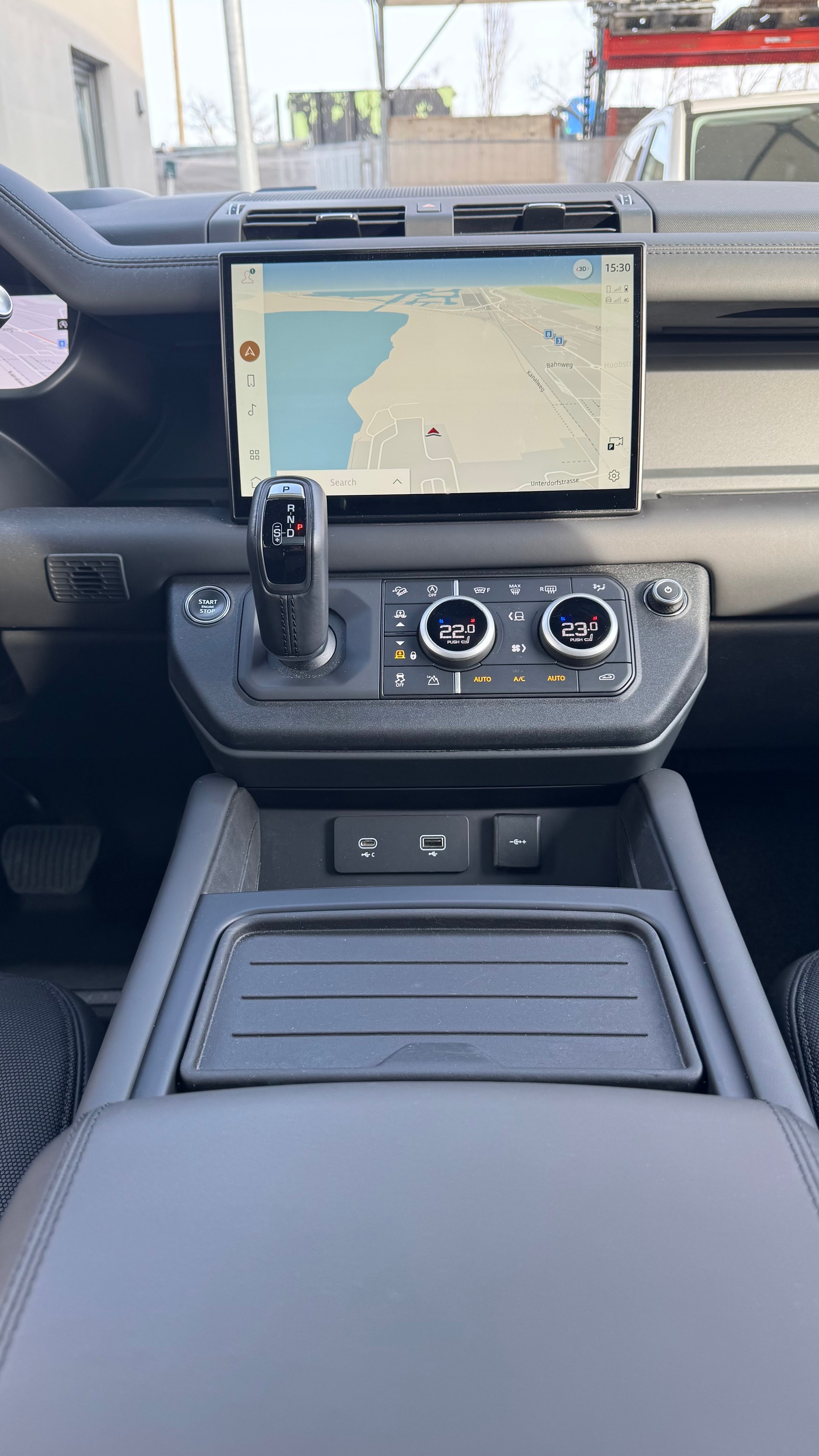 LAND ROVER Defender 130 3.0 D I6 X-Dynamic HSE AWD AT8 *Head-Up-Display*8 Sitzplätze*-image-22