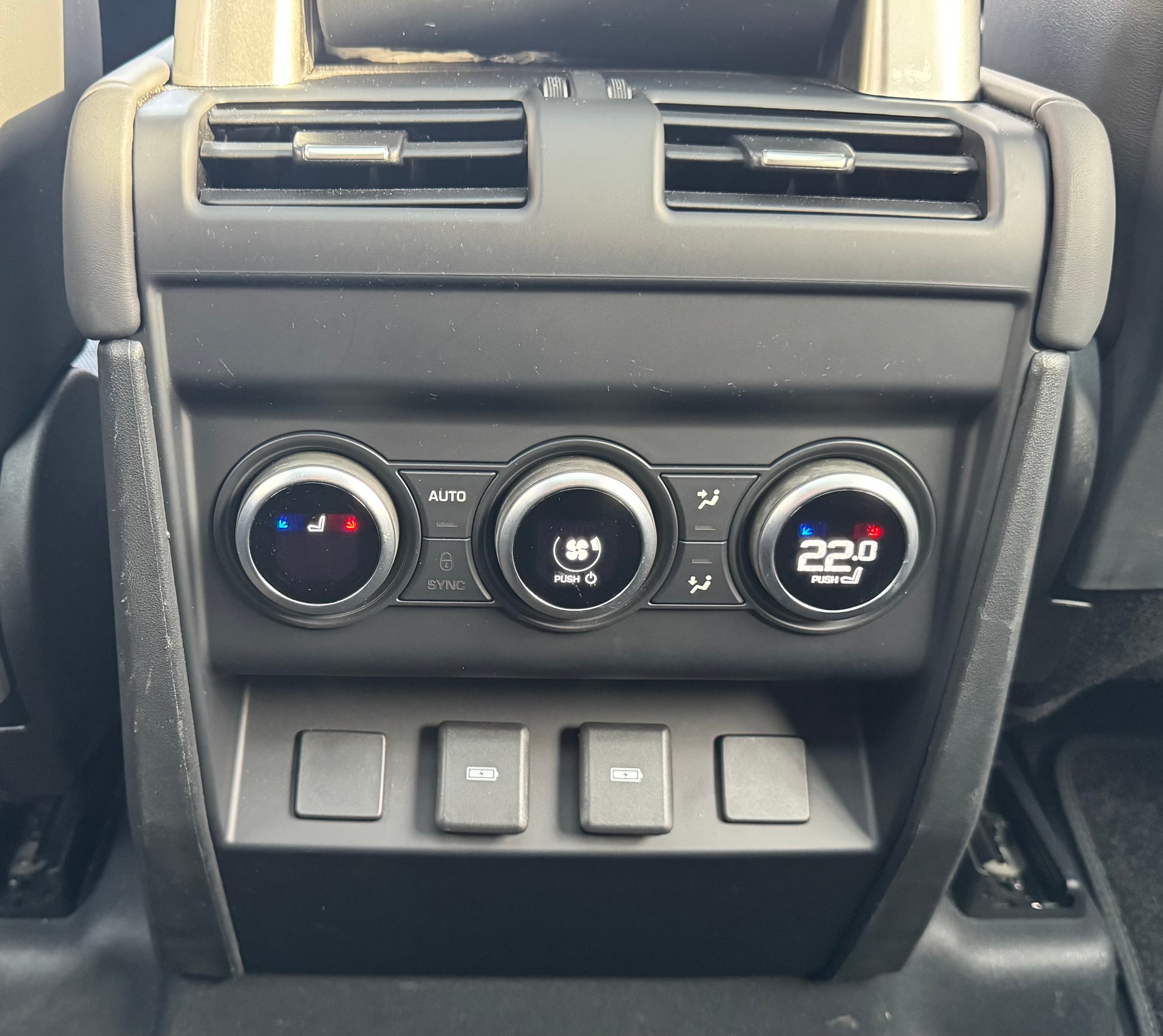 LAND ROVER Defender 130 3.0 D I6 X-Dynamic HSE AWD AT8 *Head-Up-Display*8 Sitzplätze*-image-24
