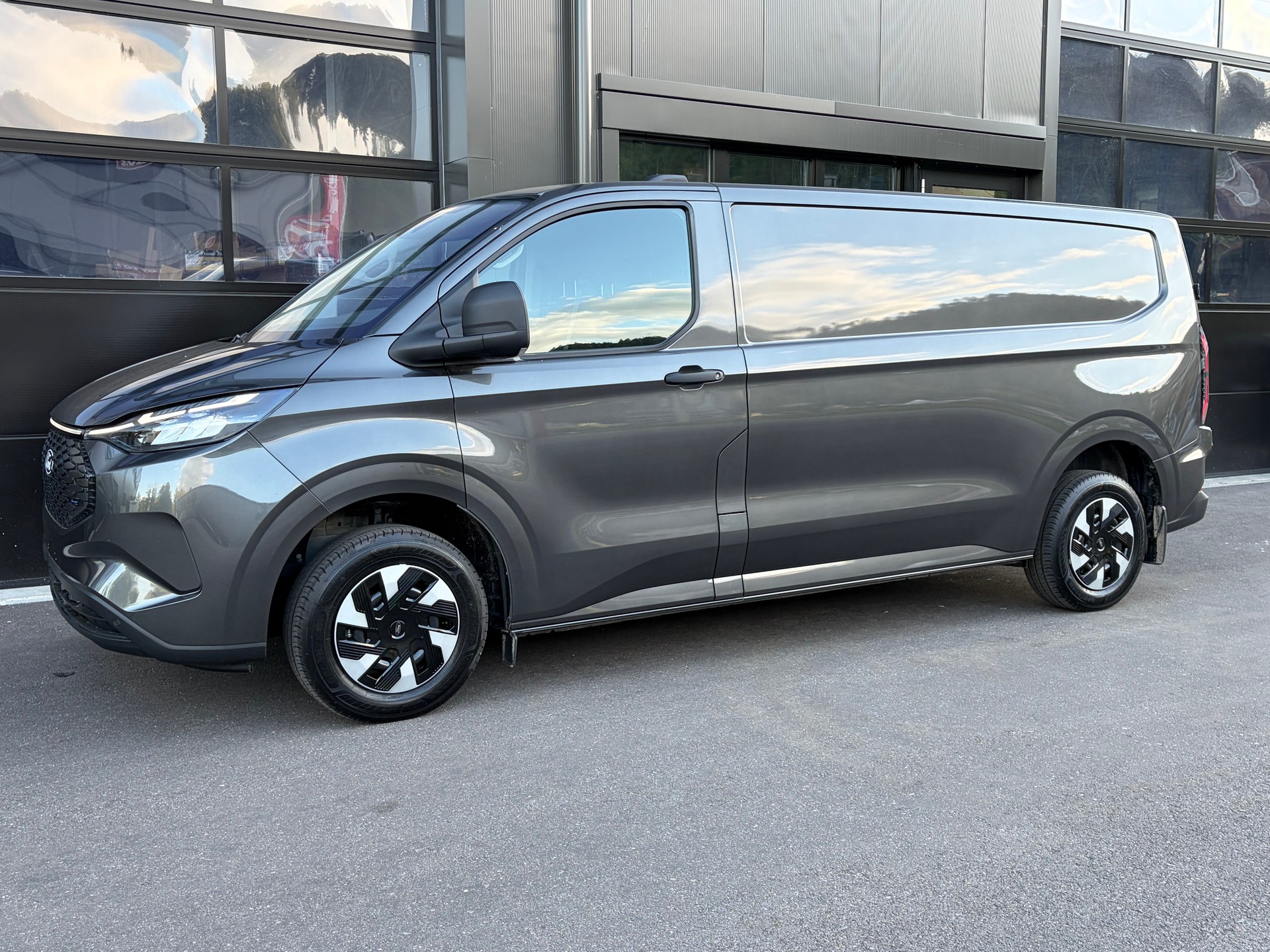 FORD Transit Custom Van 340 L2H1 65kWh Trend-image-1