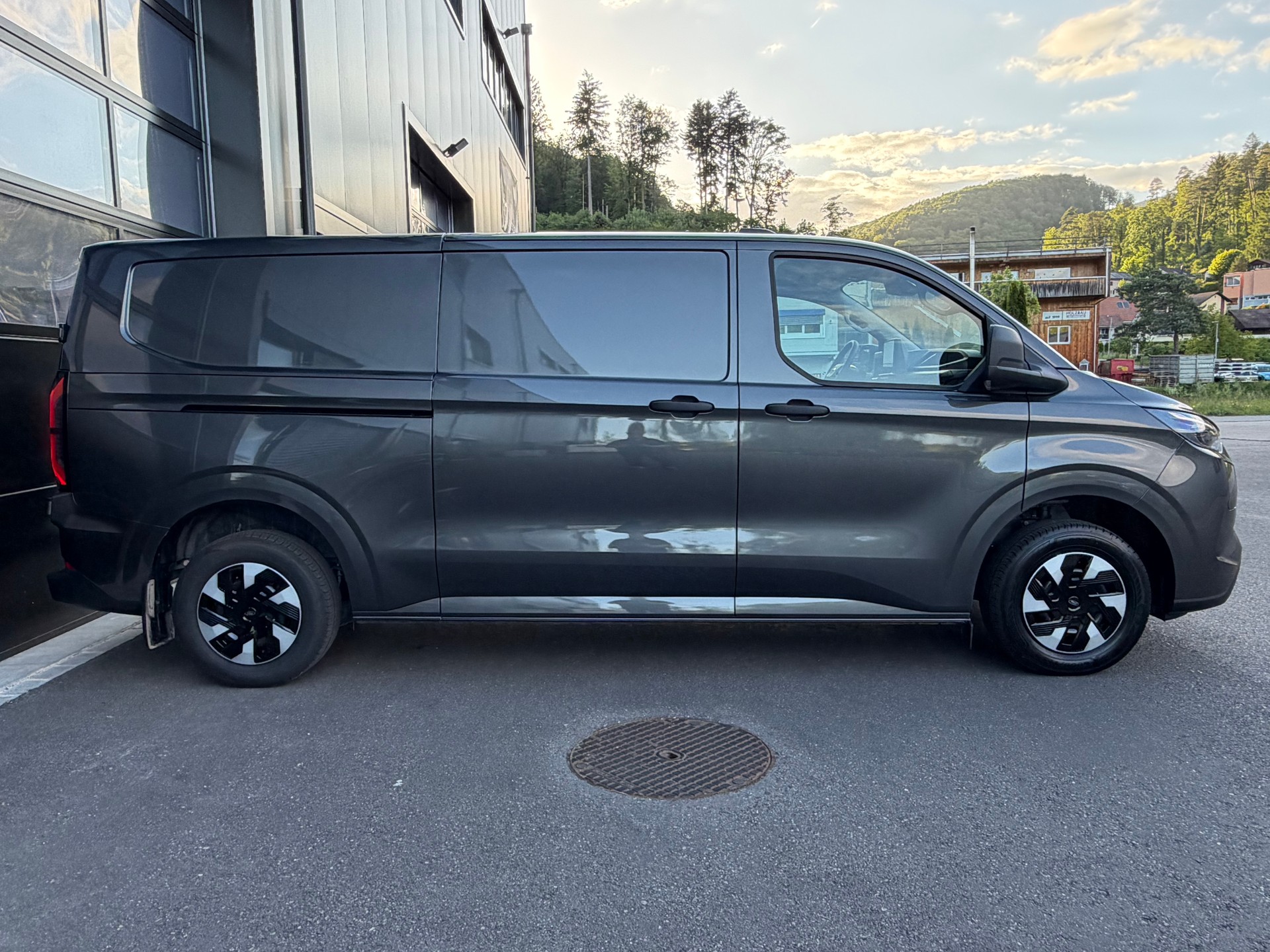FORD Transit Custom Van 340 L2H1 65kWh Trend-image-2