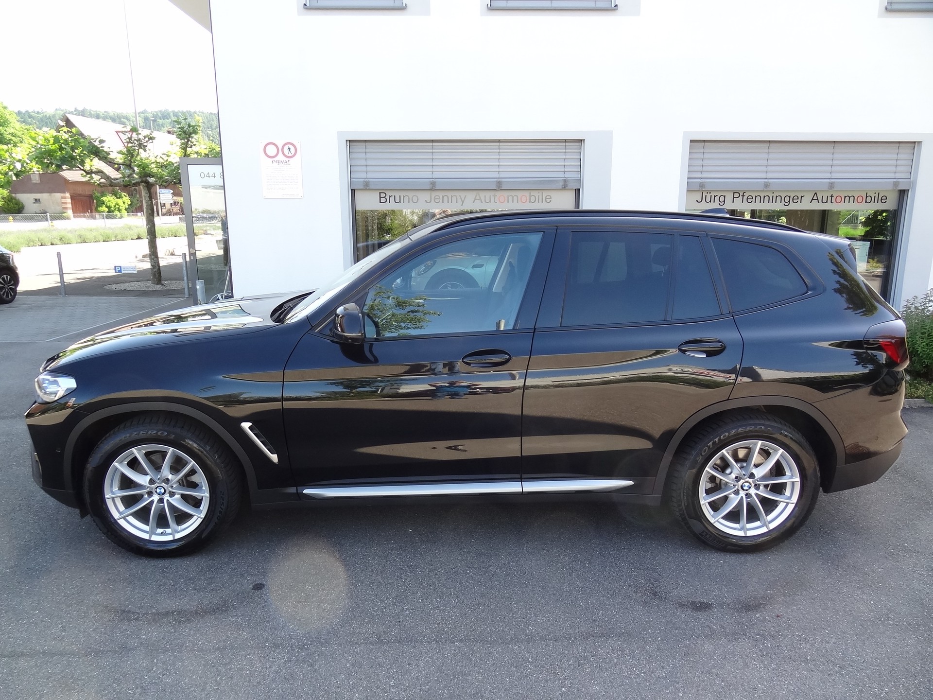 BMW X3 xDrive 20i-showroom-element-1