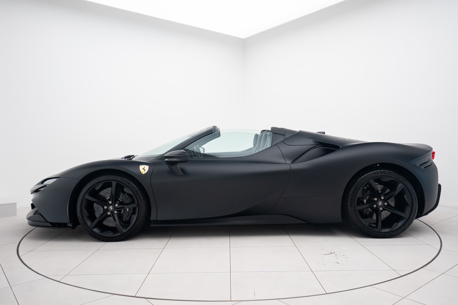FERRARI SF90 Spider-showroom-element-1