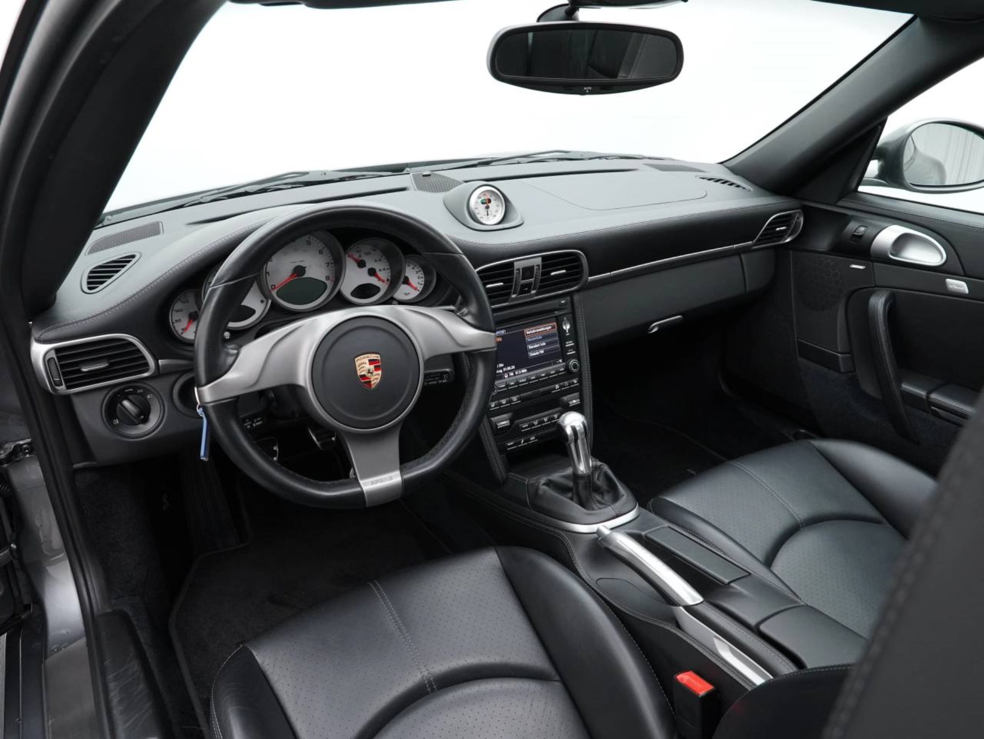 PORSCHE 911 Carrera S Coupé-image-14