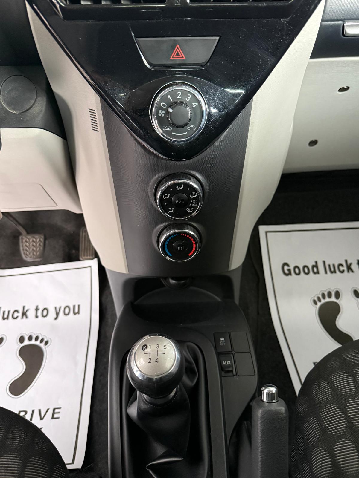TOYOTA iQ 1.0 VVT-i Linea Luna-image-10