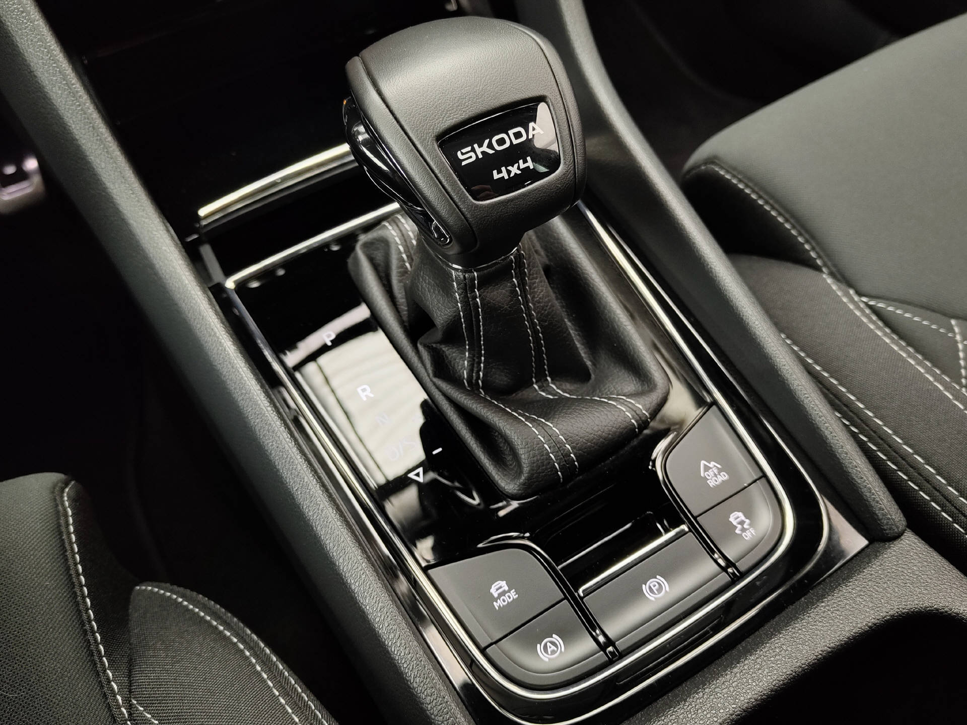 SKODA Karoq 2.0 TSI SportLine 4x4 DSG-image-10