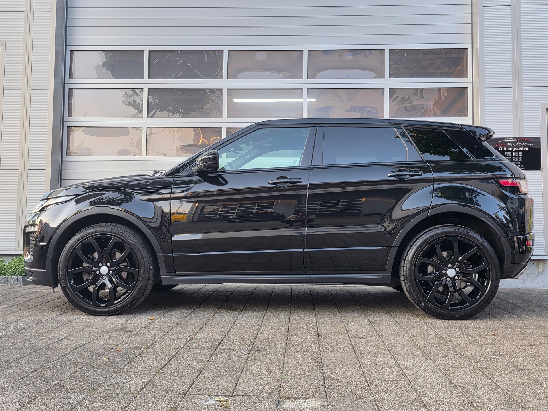 LAND ROVER Range Rover Evoque 2.0 TD4 HSE Dynamic ** BLACK EDITION -PANORAMADACH -MERDIAN SOUND -360° KAMERAS -KEYLESS -SPURASSIS.**-showroom-element-1