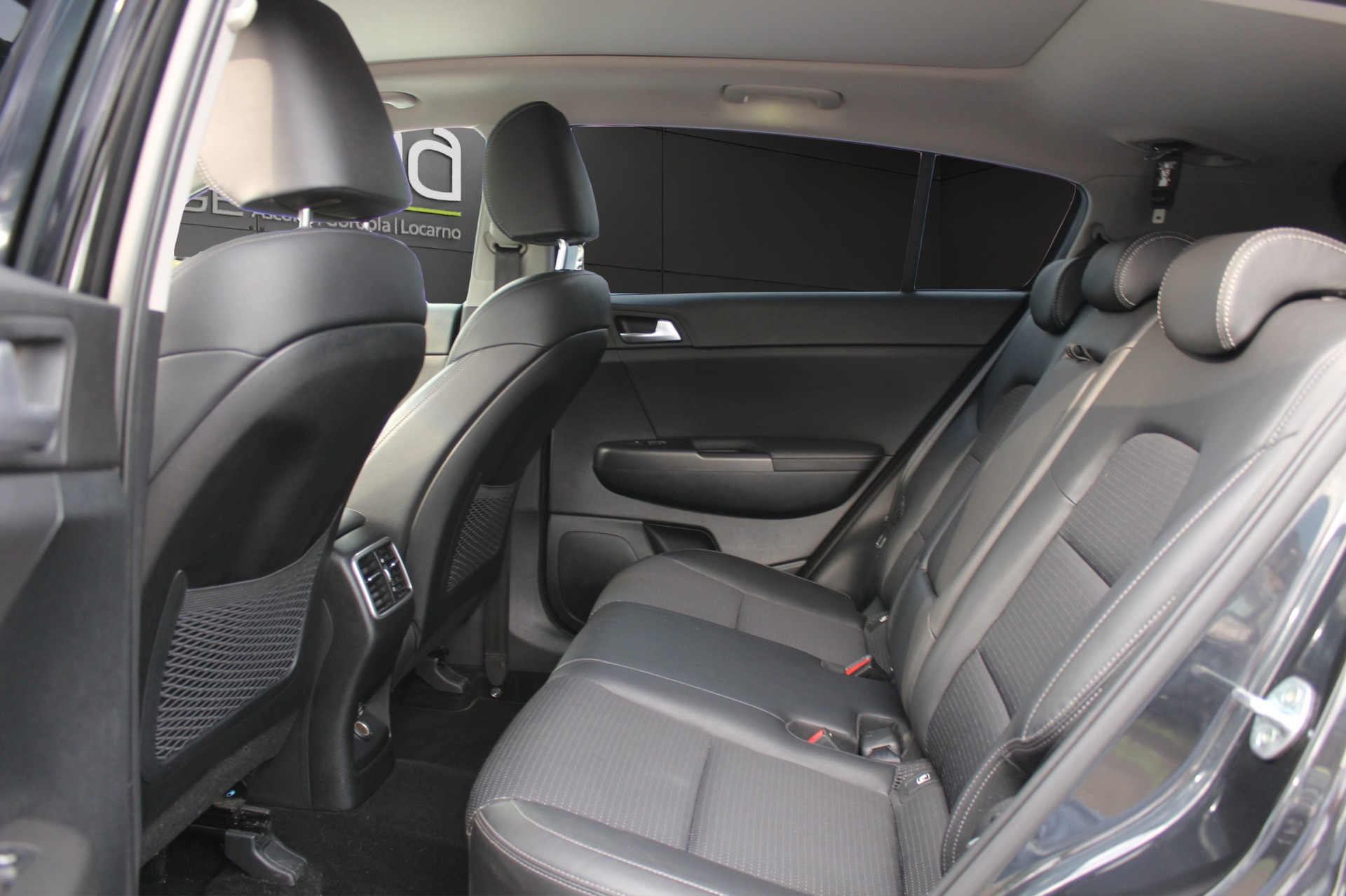 KIA Sportage 1.6 CRDi MHEV Black Edition-image-9