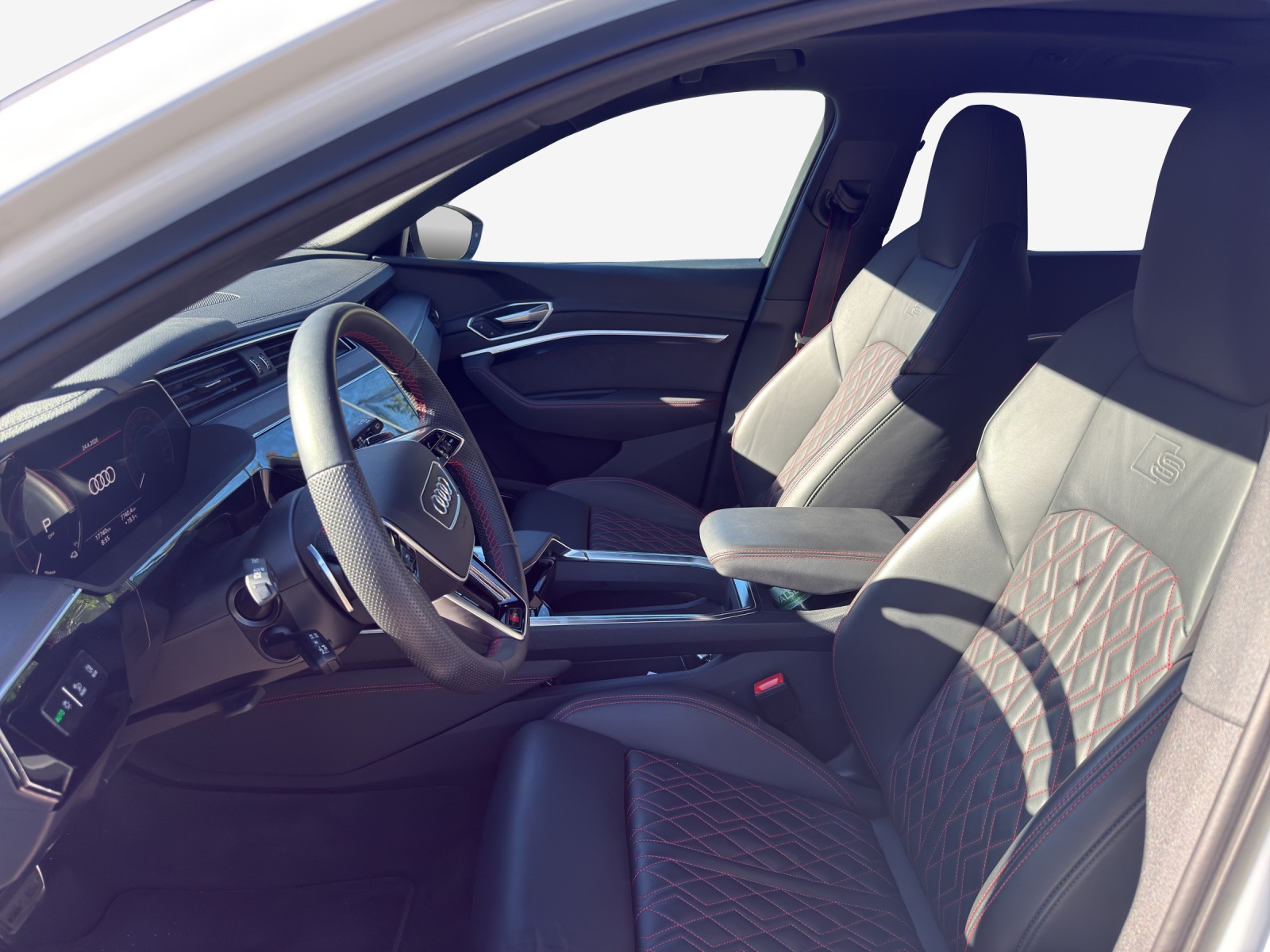 AUDI Q8 50 e-tron Black Edition quattro-image-7