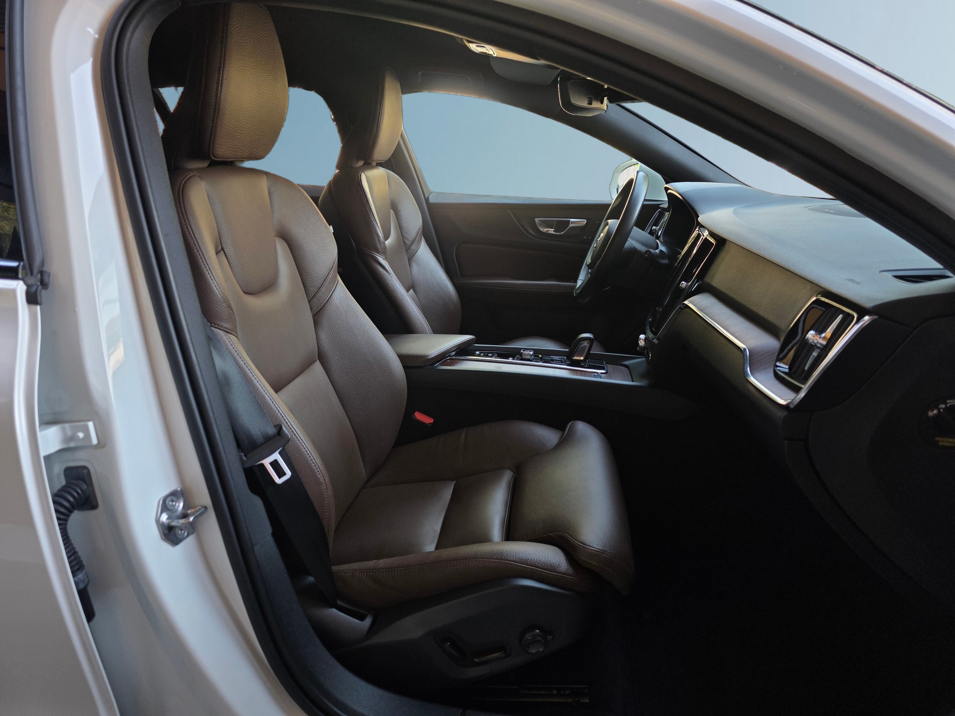 VOLVO V60 Cross Country B4 Diesel Mild Hybrid AWD Geartronic * AHK * Top Ausstattung * CH-Fahrzeug *-image-16