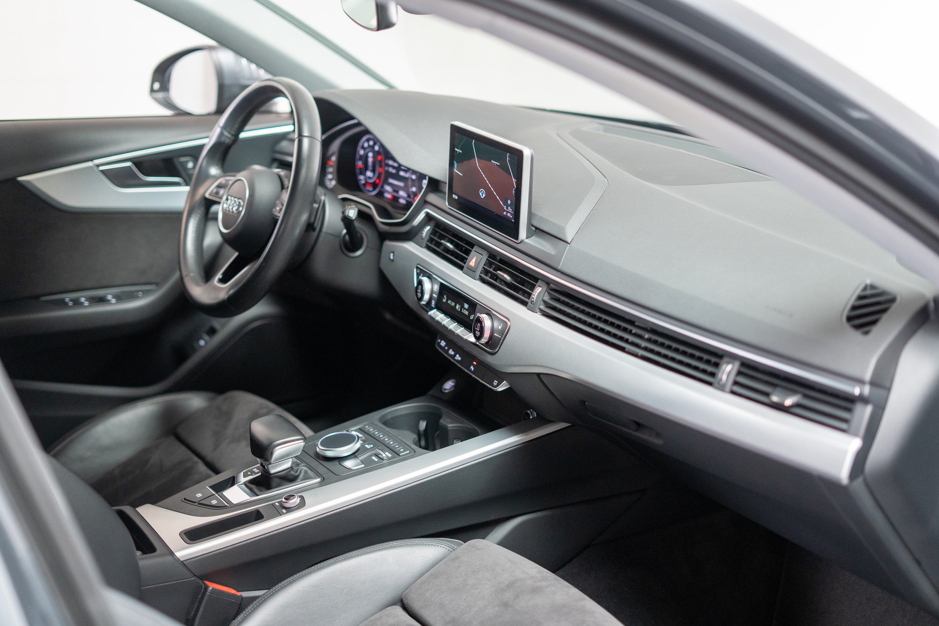 AUDI A4 Avant 2.0 TFSI 190 ultra Sport S-Tronic / CH-Fahrzeug / Virtual Cockpit / Tempomat-image-13