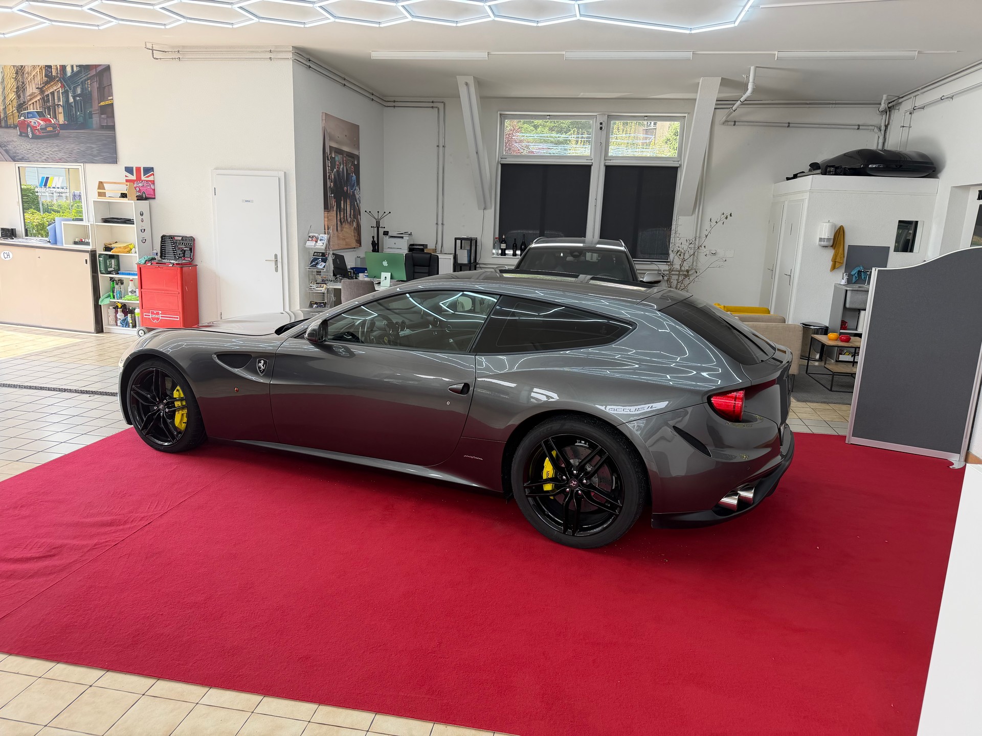 FERRARI FF-showroom-element-2