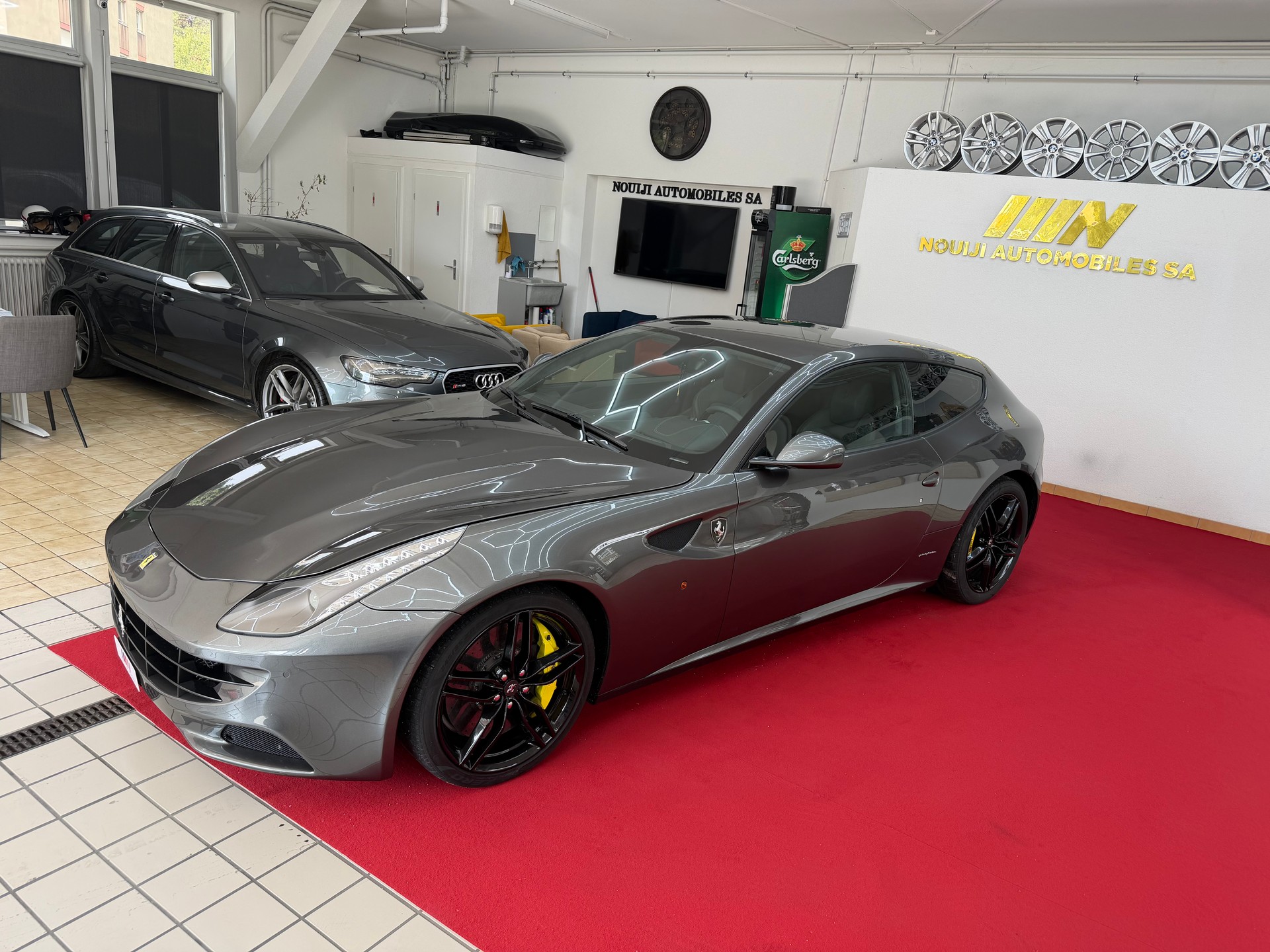 FERRARI FF-showroom-element-1