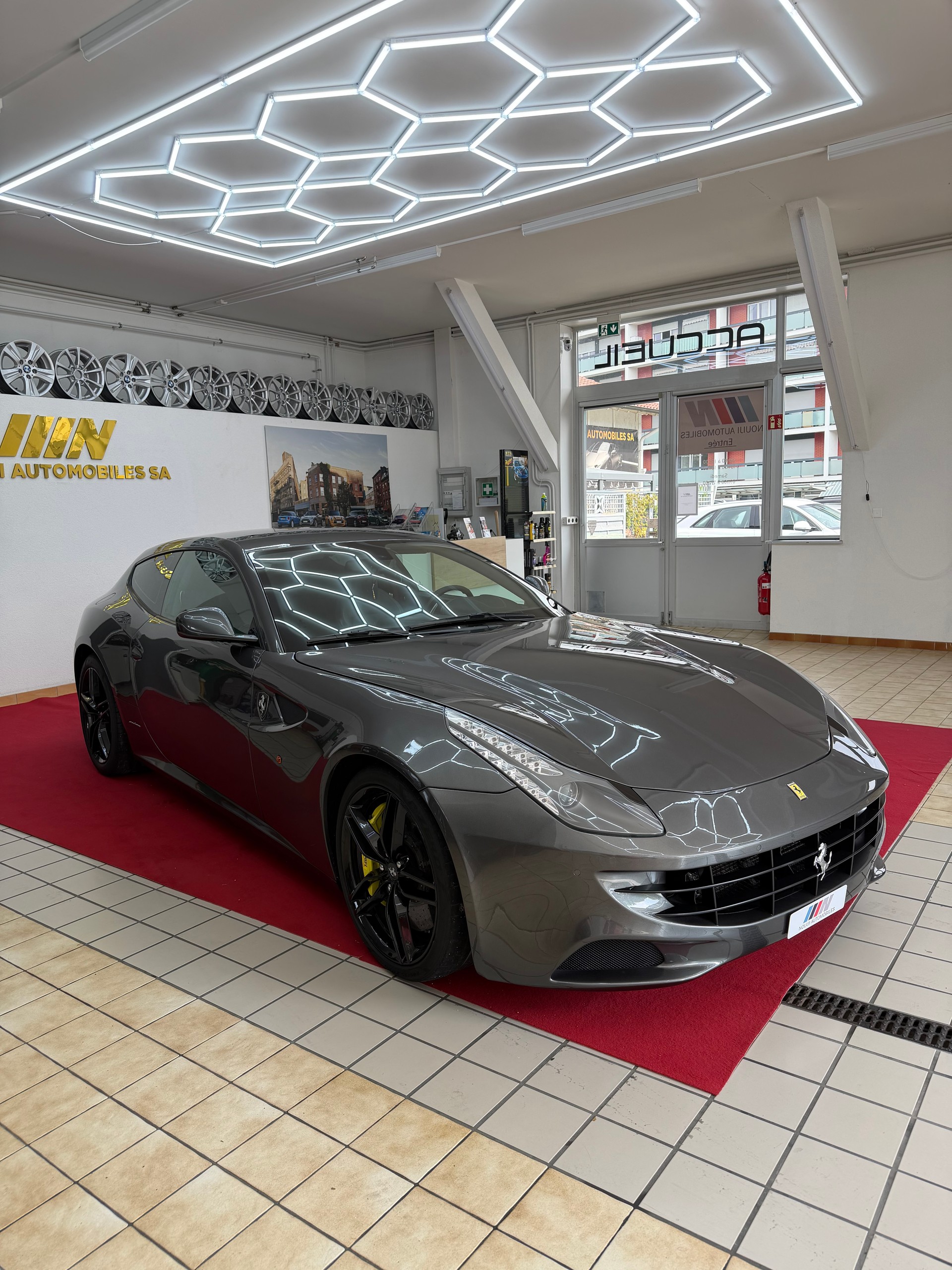 FERRARI FF-showroom-element-3