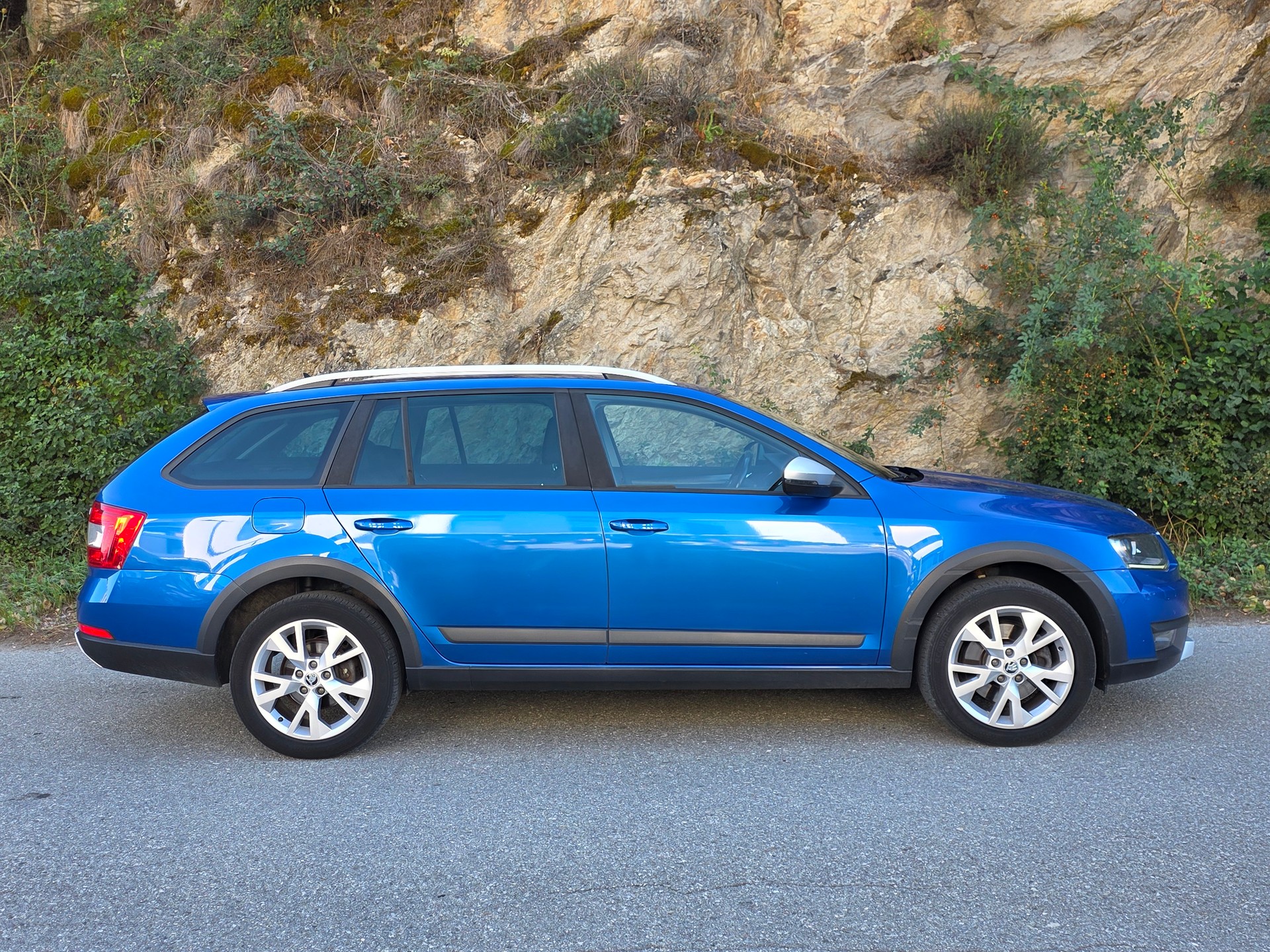 SKODA Octavia Combi 2.0 TDI Scout 4x4 DSG-image-4