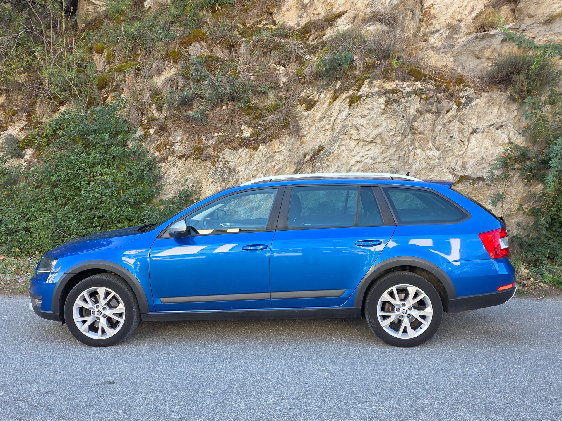 SKODA Octavia Combi 2.0 TDI Scout 4x4 DSG-image-1