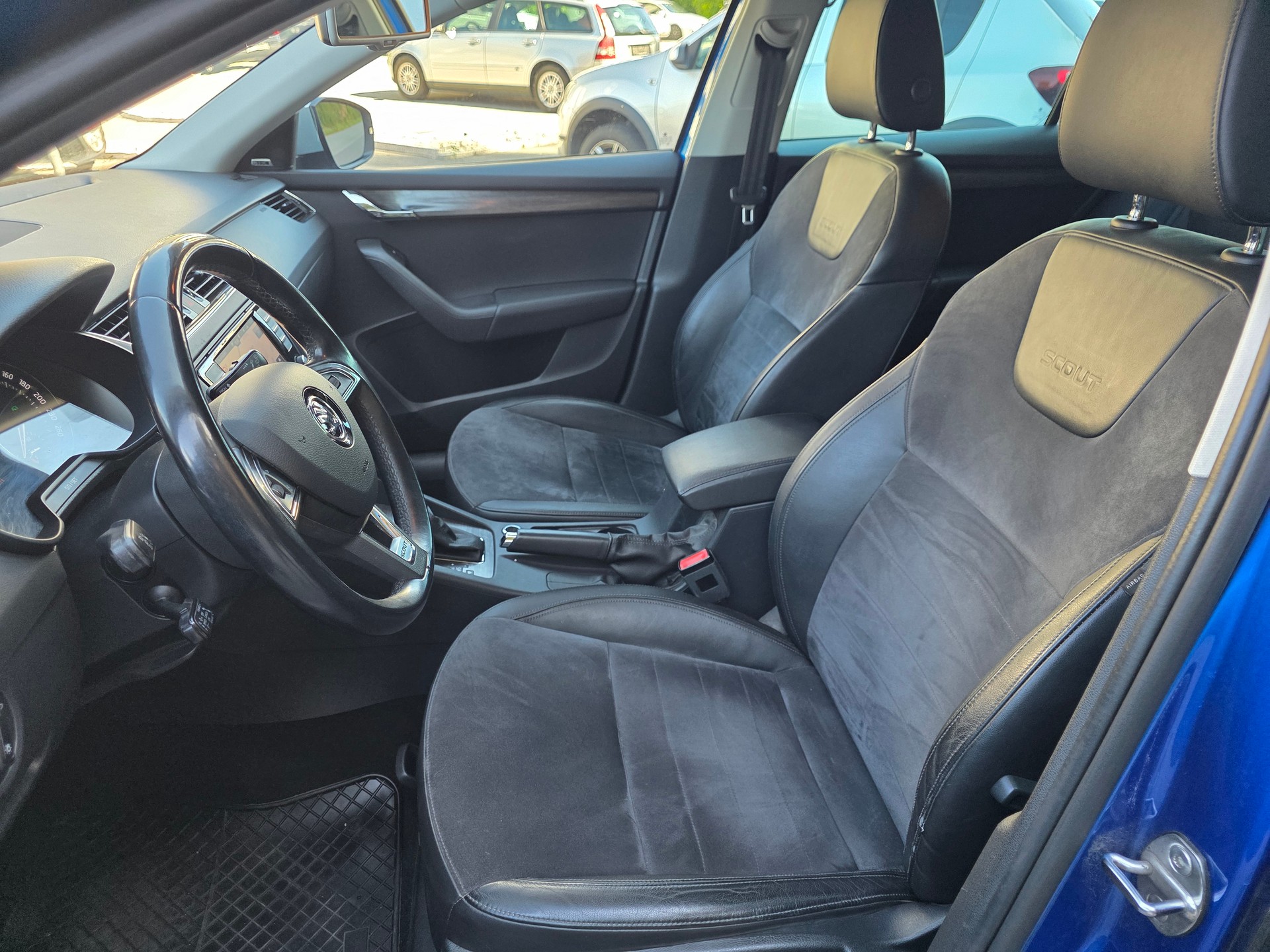 SKODA Octavia Combi 2.0 TDI Scout 4x4 DSG-image-8