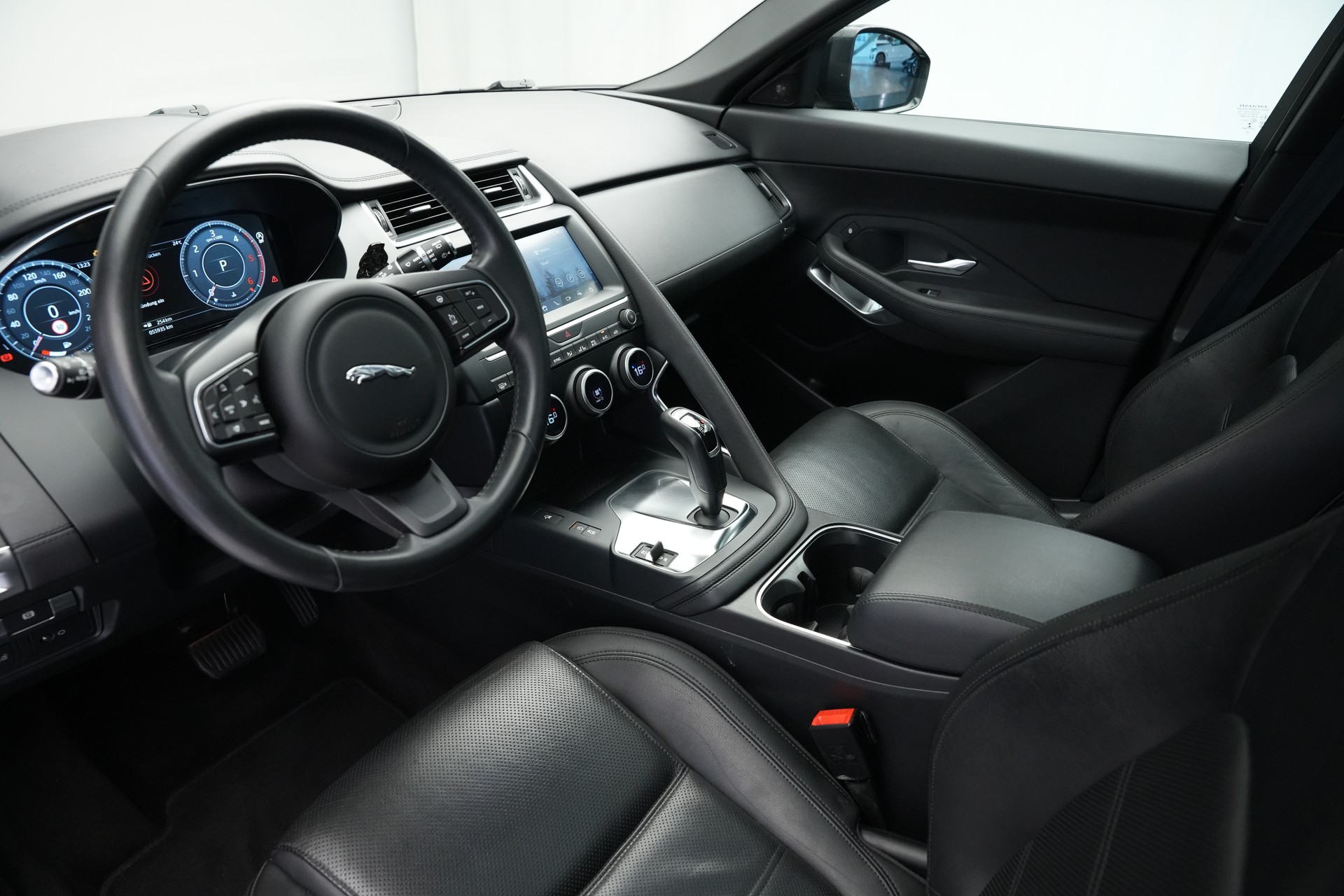 JAGUAR E-Pace 2.0d D150 S AWD Automatik-image-10
