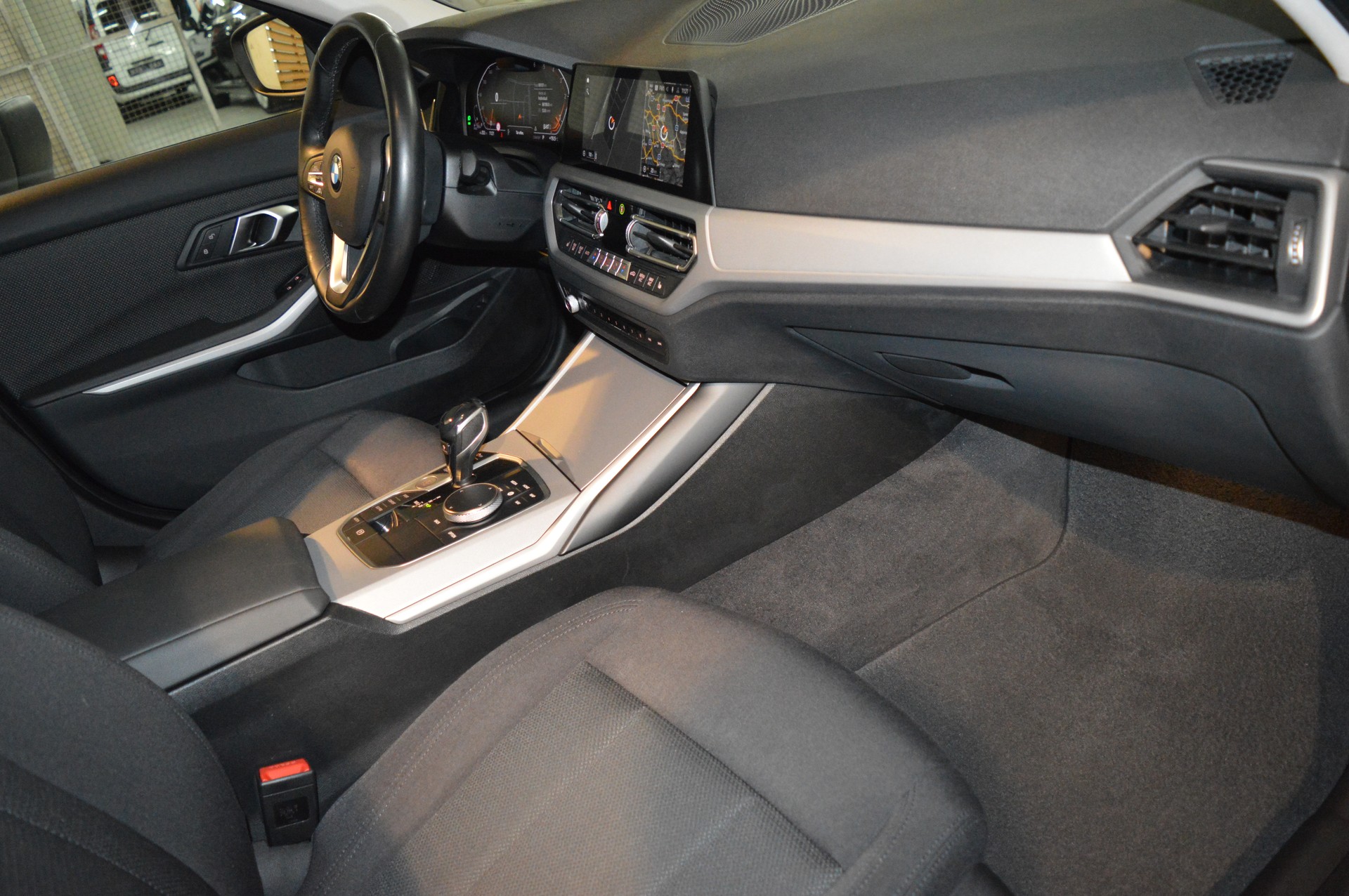 BMW 320d xDrive Touring Steptronic Advantage-image-15
