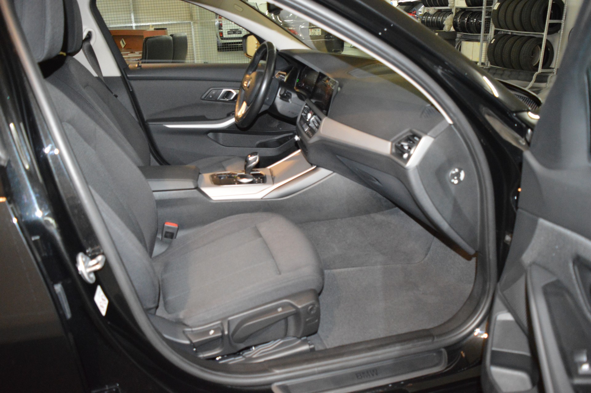 BMW 320d xDrive Touring Steptronic Advantage-image-16