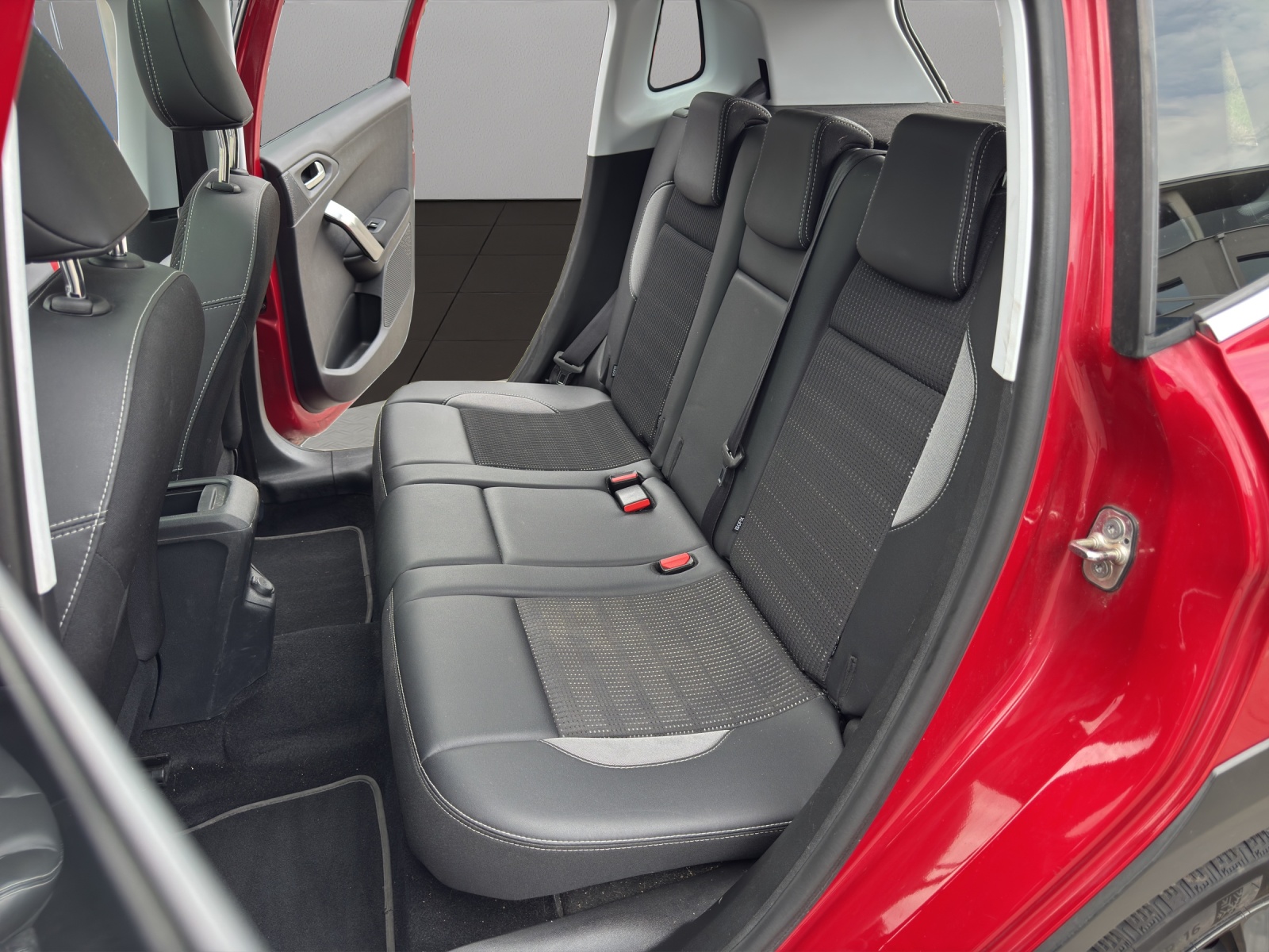 PEUGEOT 2008 1.6 BlueHDi Allure-image-12