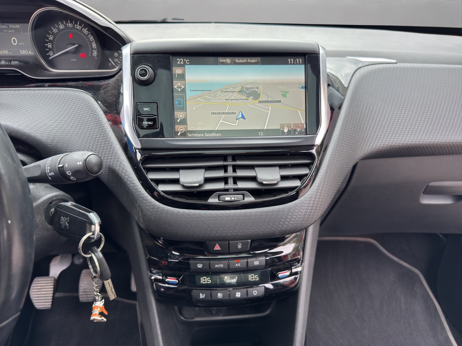 PEUGEOT 2008 1.6 BlueHDi Allure-image-14