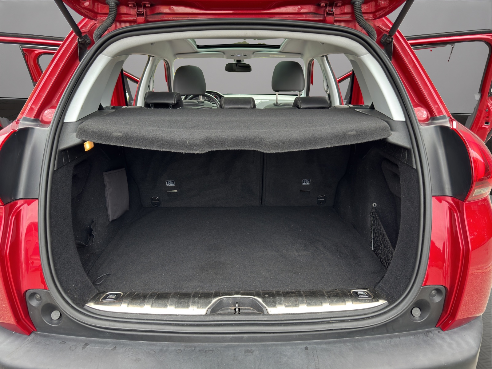 PEUGEOT 2008 1.6 BlueHDi Allure-image-18