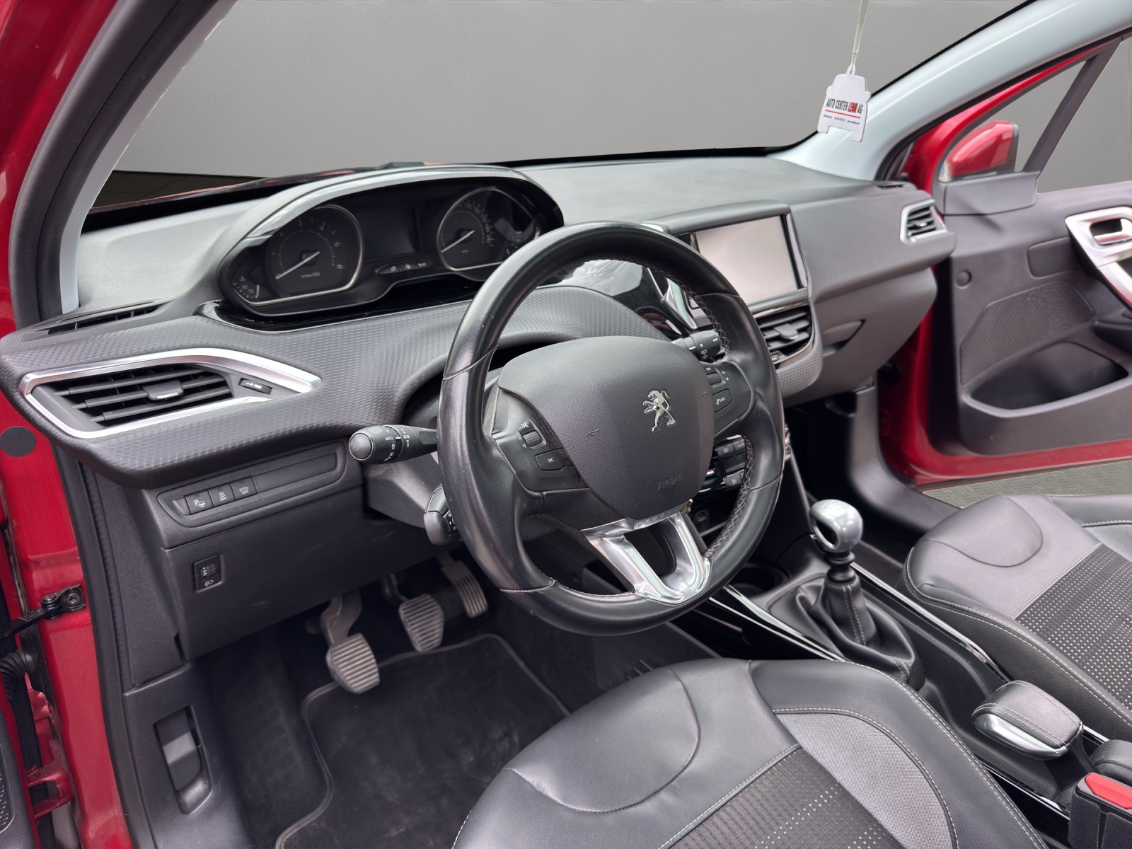 PEUGEOT 2008 1.6 BlueHDi Allure-image-9