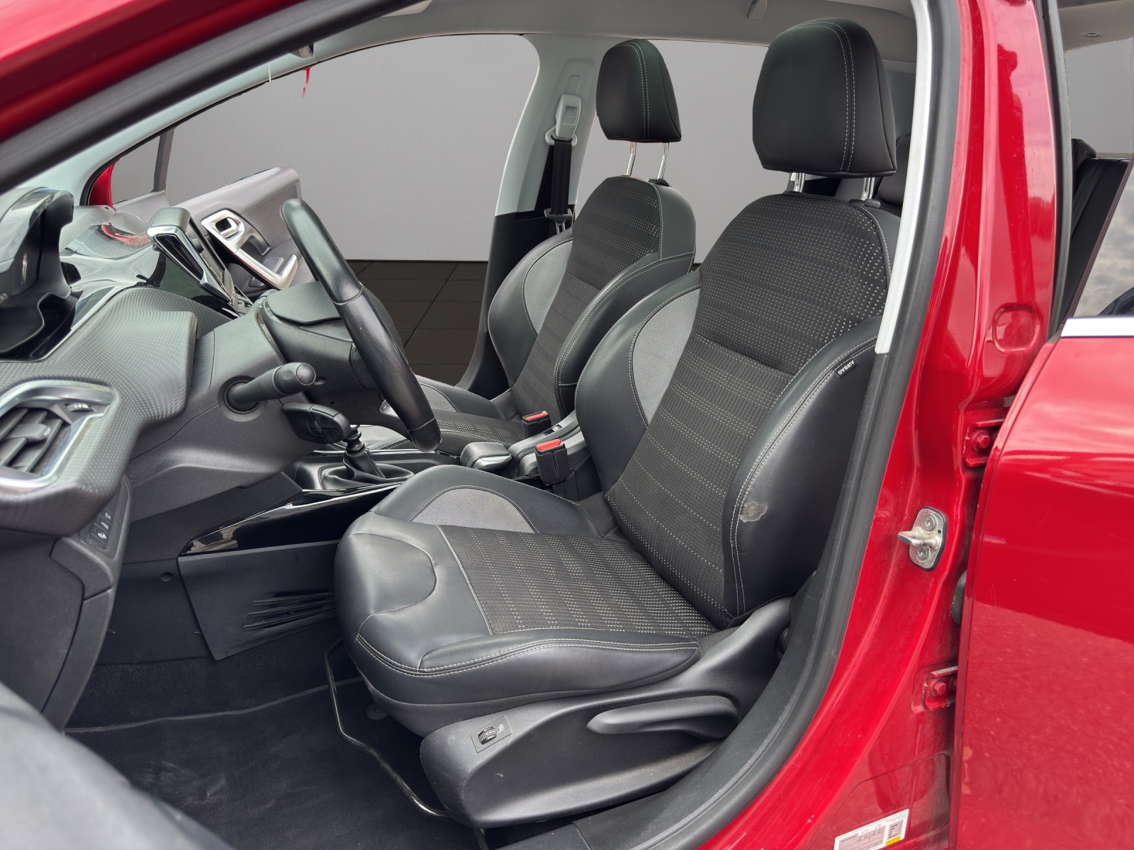 PEUGEOT 2008 1.6 BlueHDi Allure-image-8