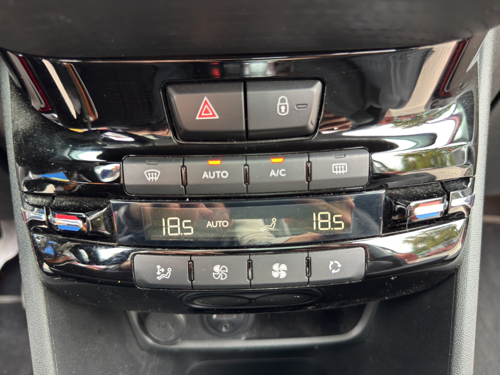 PEUGEOT 2008 1.6 BlueHDi Allure-image-15